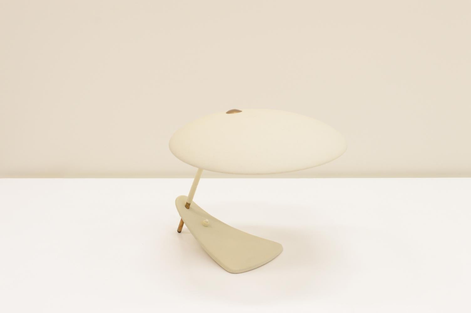 White UFO desk lamp, Italy 1950s. Off white Shrink laquer and brass stem with white cord. Holds an E27 bulb and cable with switch. In good vintage condition. 

