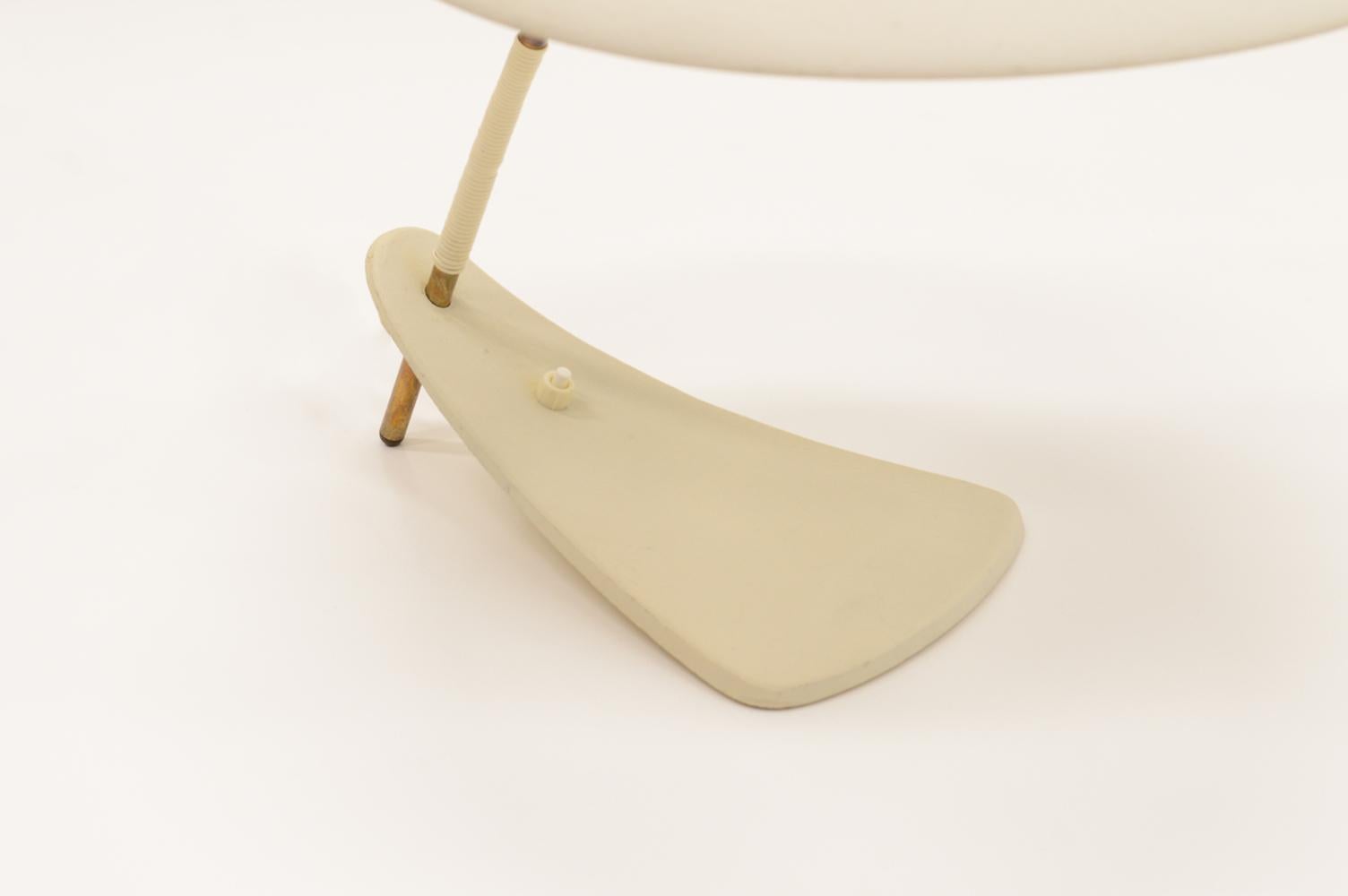 White UFO Desk Lamp, Italy, 1950s In Good Condition In Landgraaf, NL