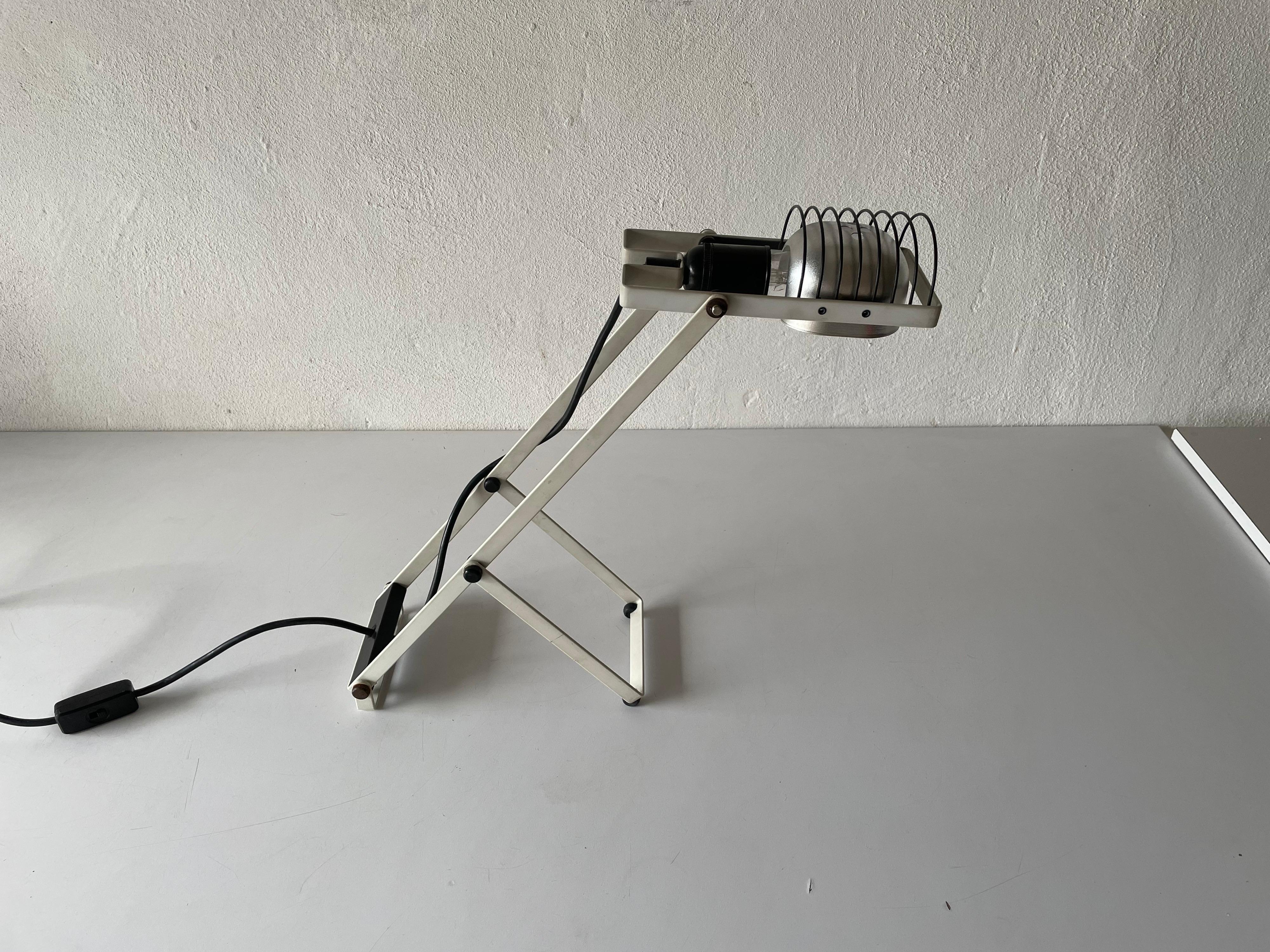 Ère spatiale Lampe de bureau blanche par Ernesto Gismondi pour Artemide, 1970, Italie en vente