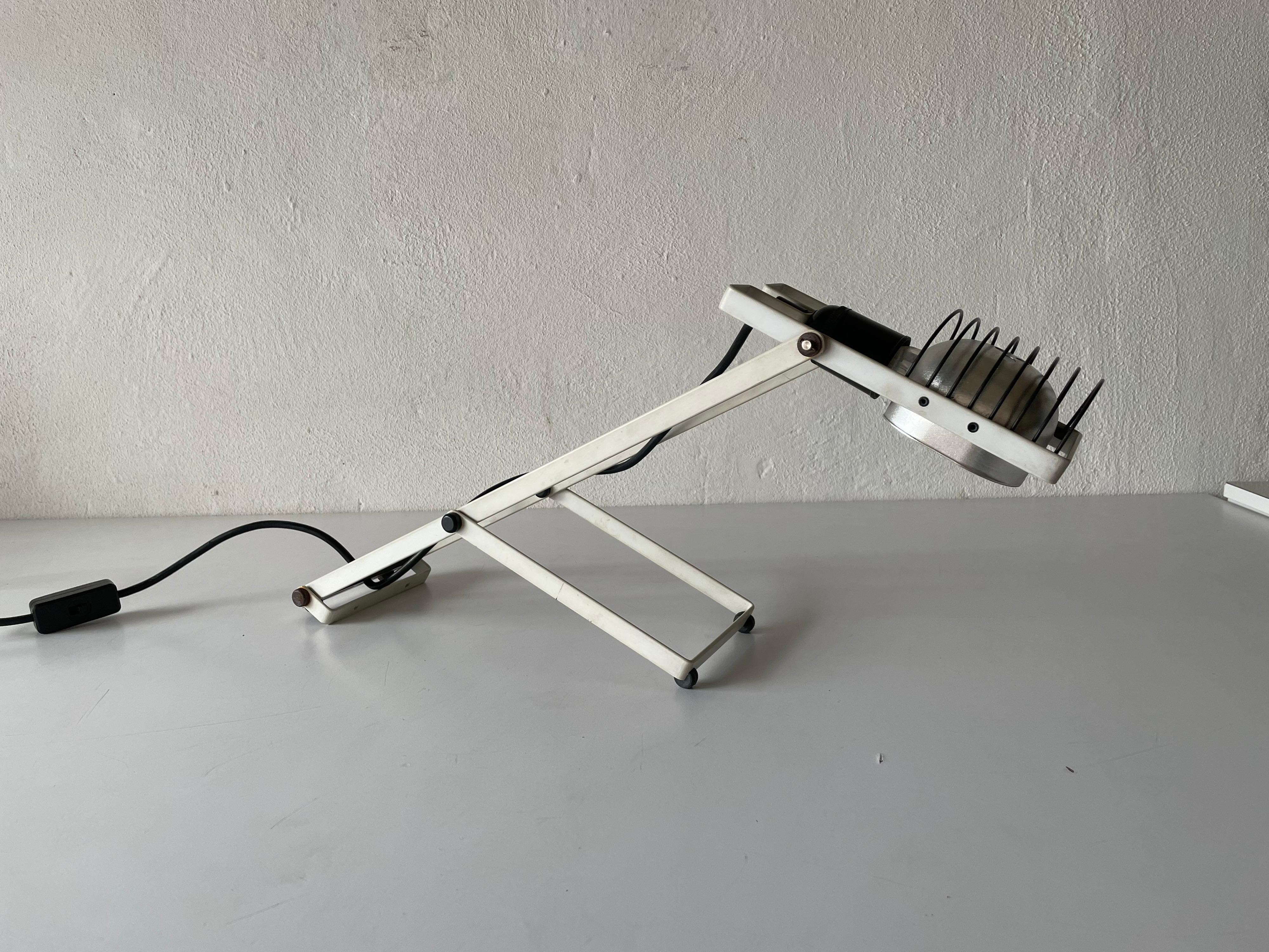 Weiße weiße Schreibtischlampe von Ernesto Gismondi für Artemide, 1970er Jahre, Italien (Ende des 20. Jahrhunderts) im Angebot