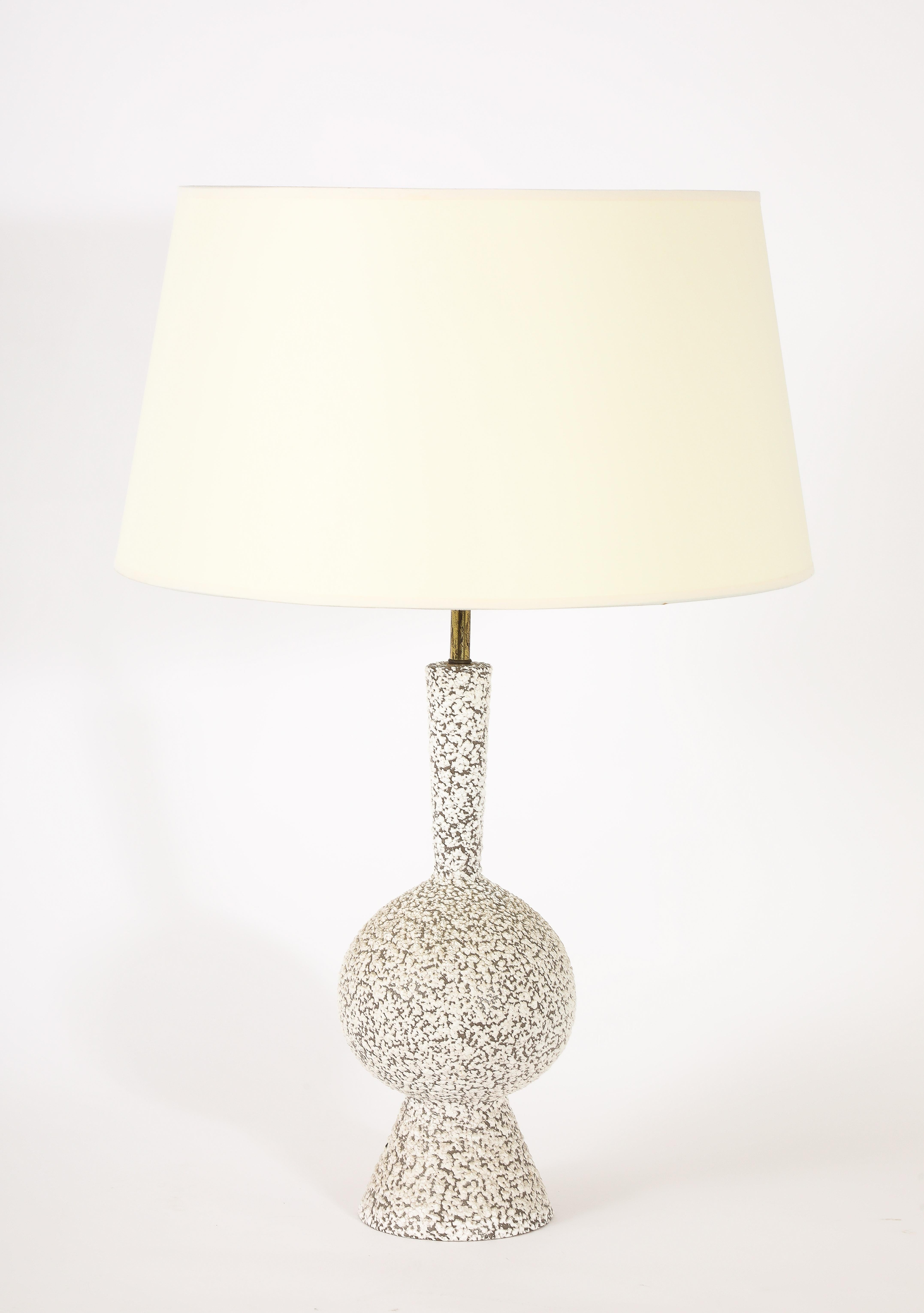 Lámpara de cerámica con una textura que recuerda a las palomitas de maíz. Base sólo 14x9.
