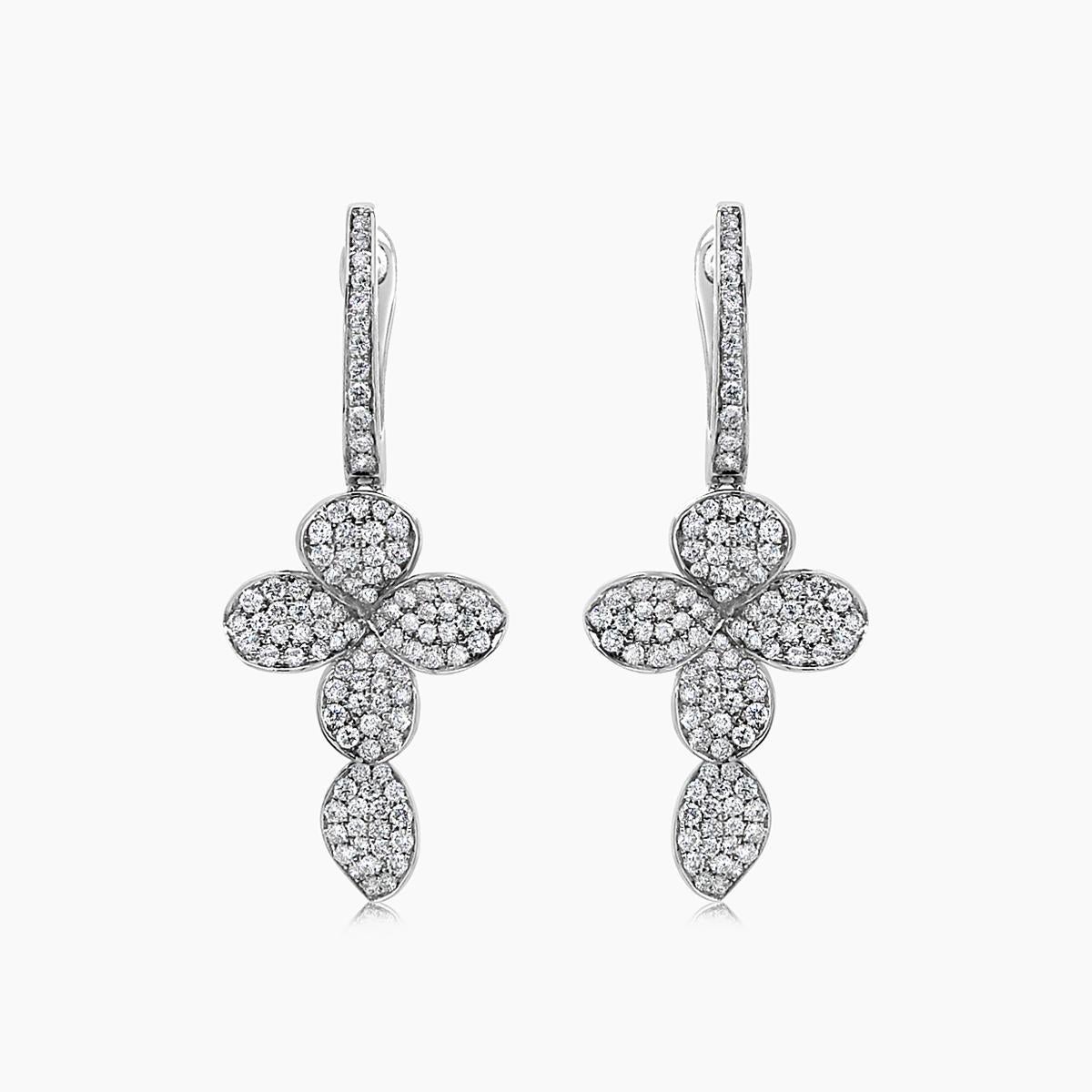 Taglio misto Orecchini a goccia Nature con diamante bianco in oro bianco 18 carati e petali incrociati in vendita