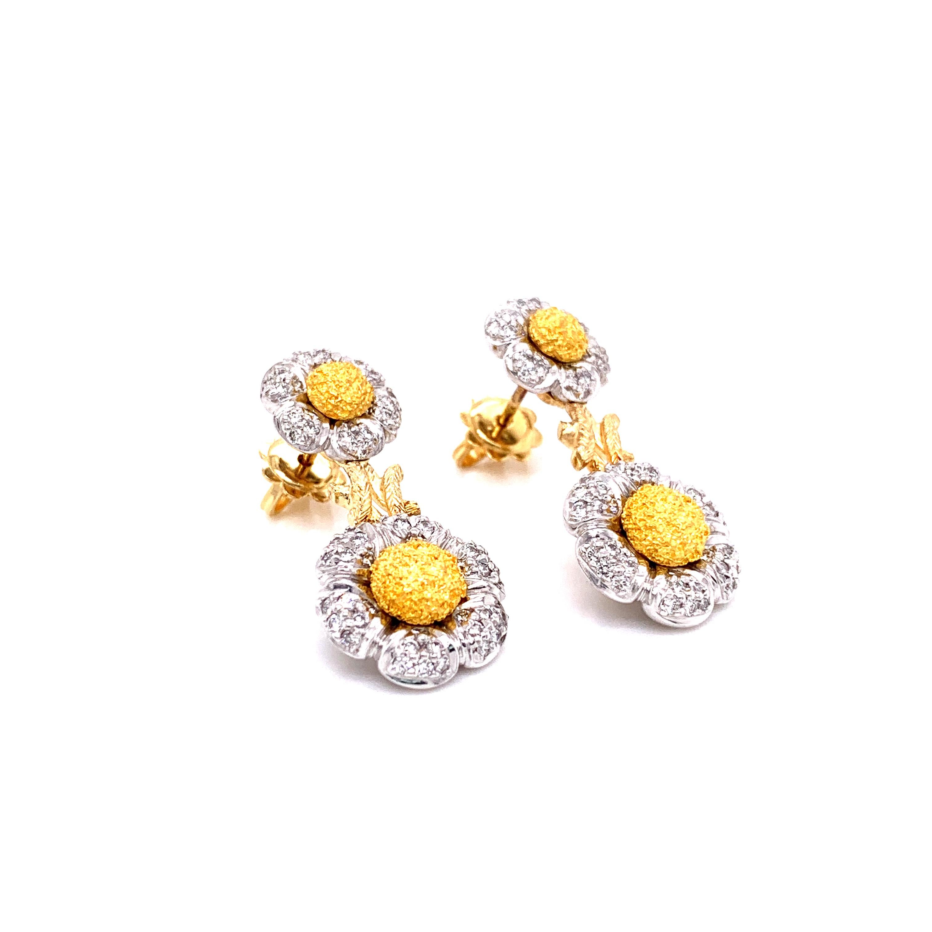 Weißer weißer Diamant und 18 Karat Gold „Flower“-Ohrringe (Art déco) im Angebot