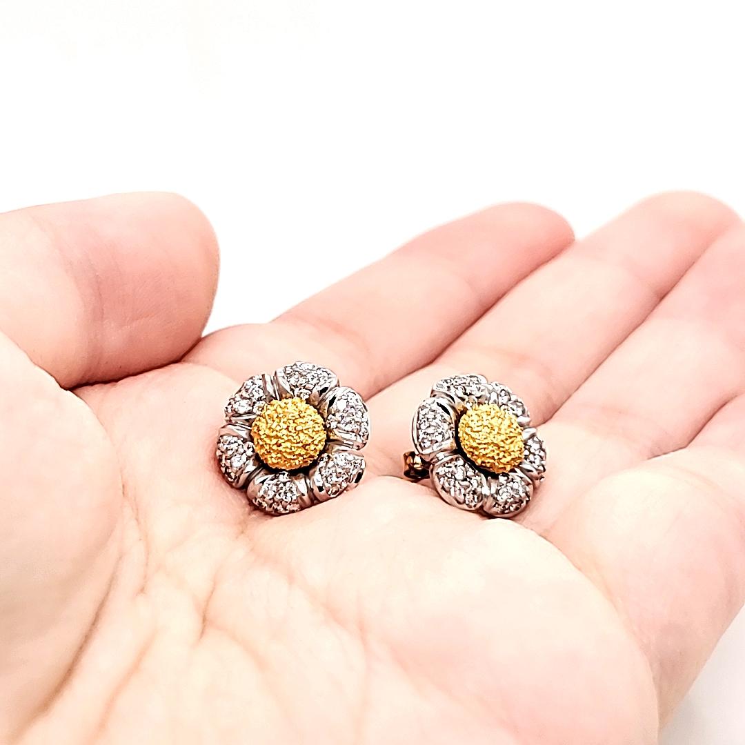 Orecchini con diamante bianco e oro 18 carati a forma di fiore in vendita 4