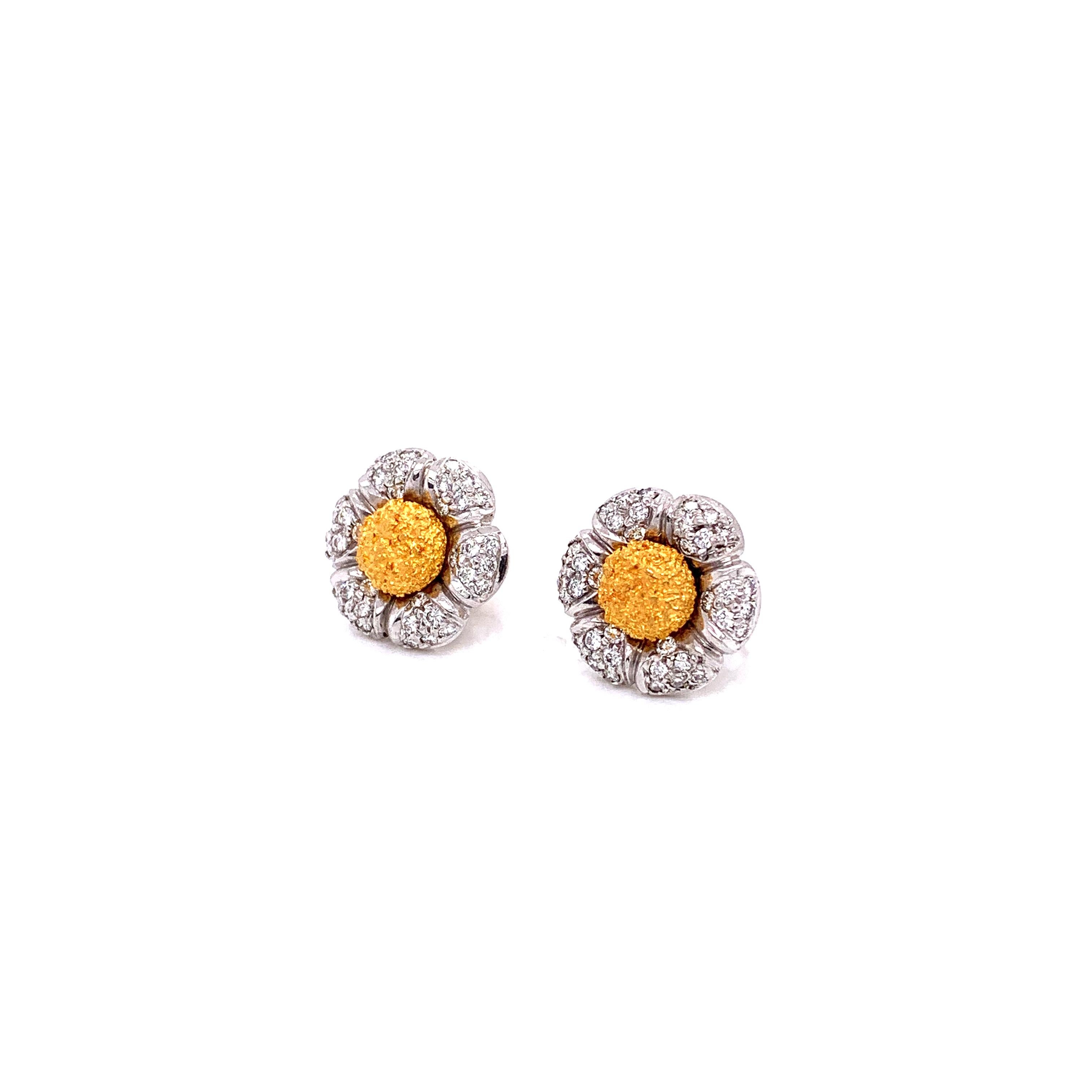 Orecchini con diamante bianco e oro 18 carati a forma di fiore in vendita 1