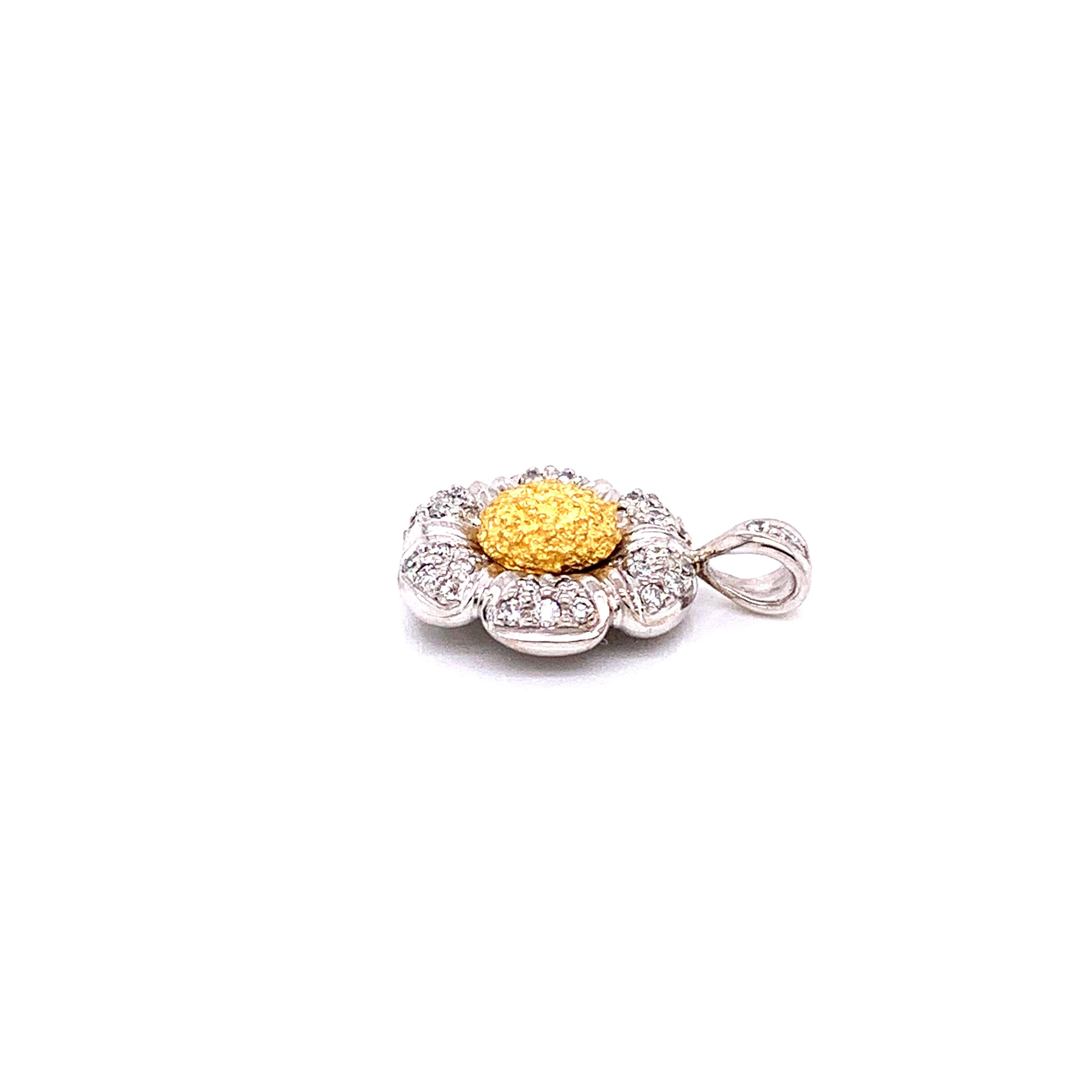 Taille ronde Pendentif « Flower » en or jaune 18 carats et platine avec diamants blancs en vente