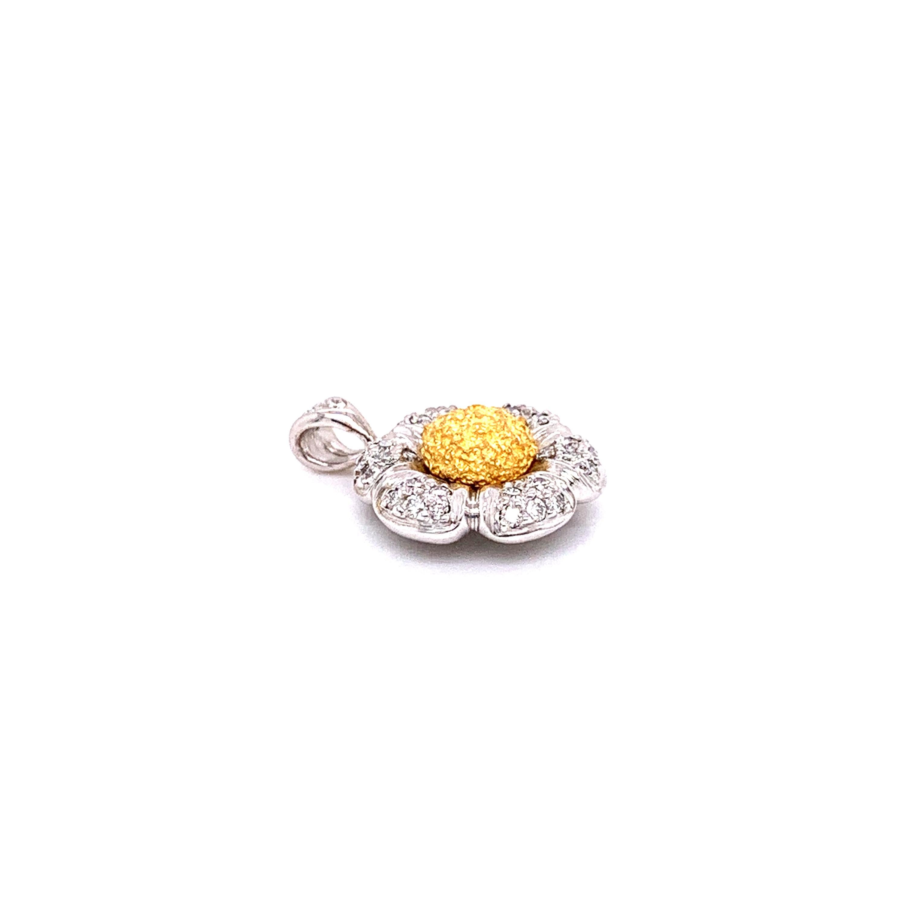 Pendentif « Flower » en or jaune 18 carats et platine avec diamants blancs Neuf - En vente à Hong Kong, HK