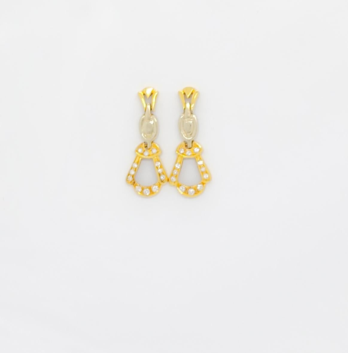 Magnifiques boucles d'oreilles pendantes avec 0.20 ct. de diamants blancs ronds de bonne qualité.  Fabriqué à la main en or jaune 18k.