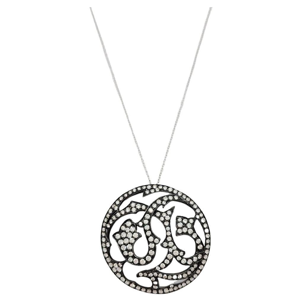 Pendentif médaillon en or 18 carats avec diamants blancs et rhodium noir en vente