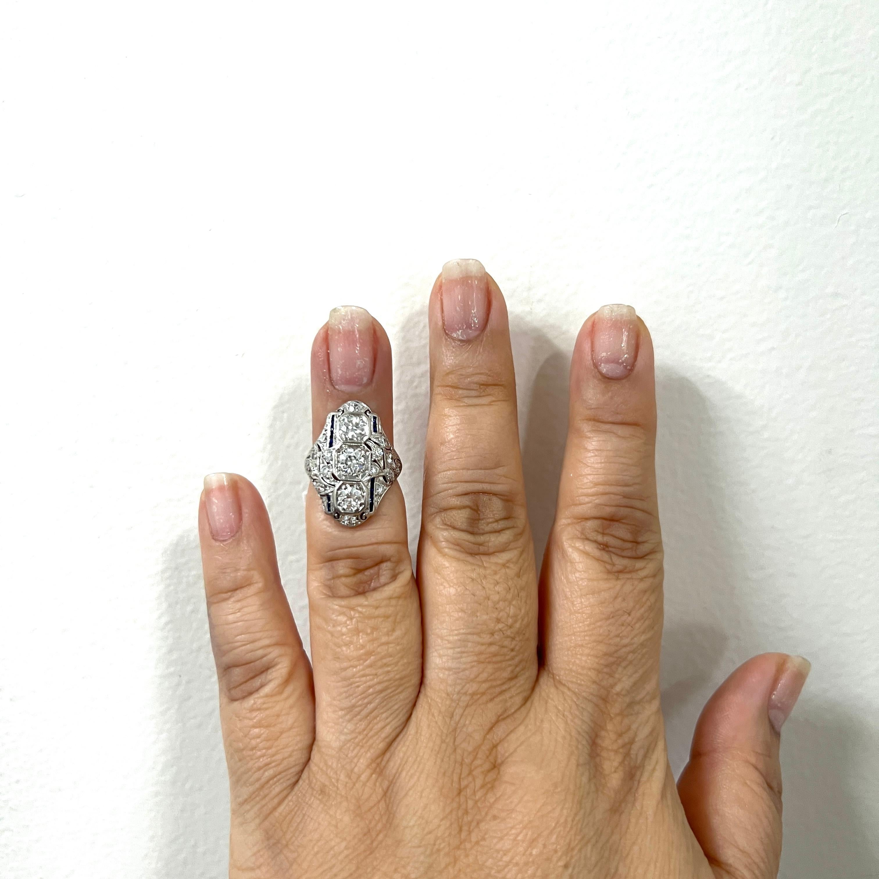 Schöner runder weißer Diamant und quadratischer blauer Saphirring.  Handgefertigt aus 18 Karat Weißgold.  Ringgröße 3,5.