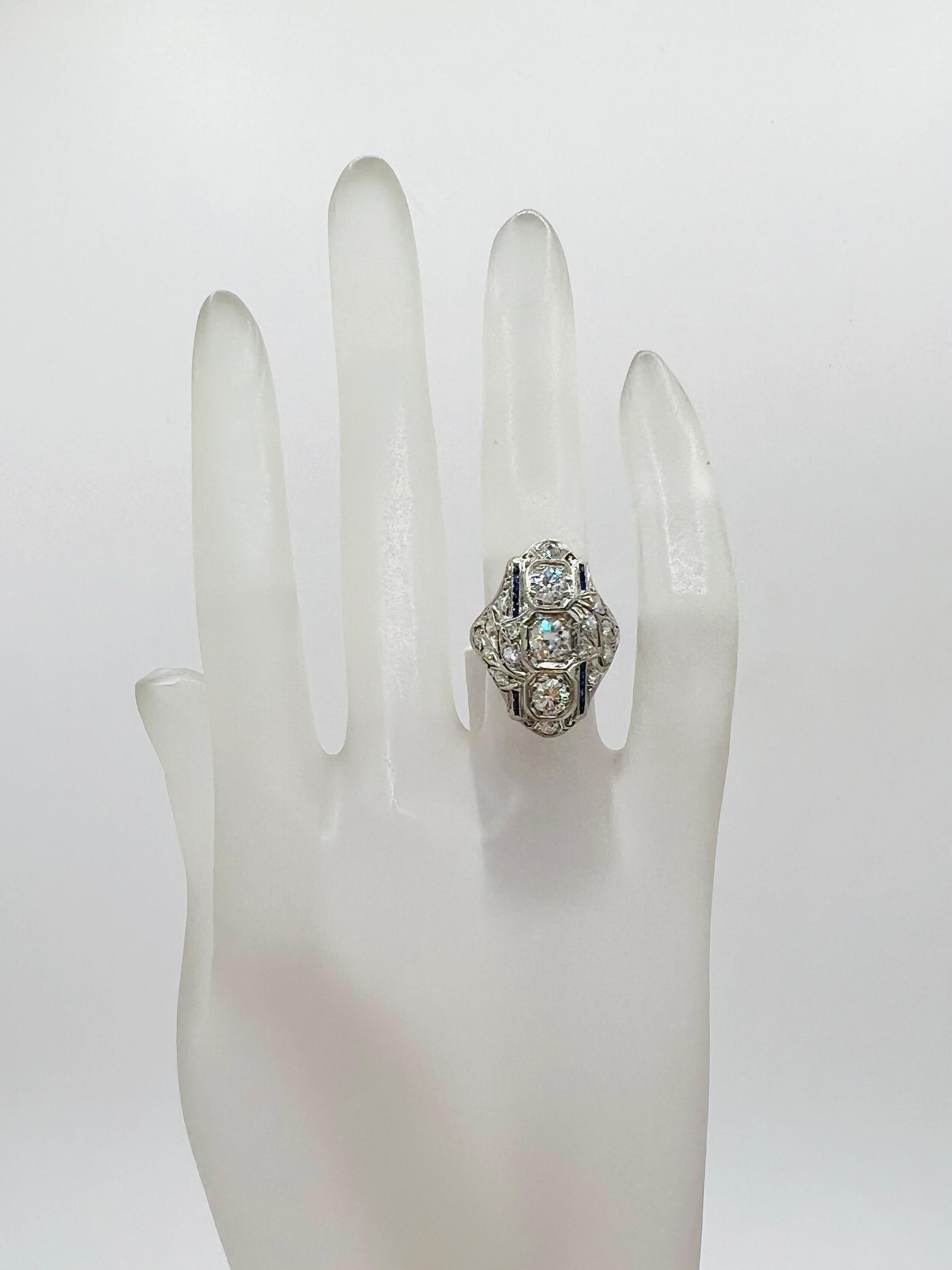 Weißer Diamant und blauer Saphir Art Deco Ring in 18 Weißgold (Rundschliff) im Angebot