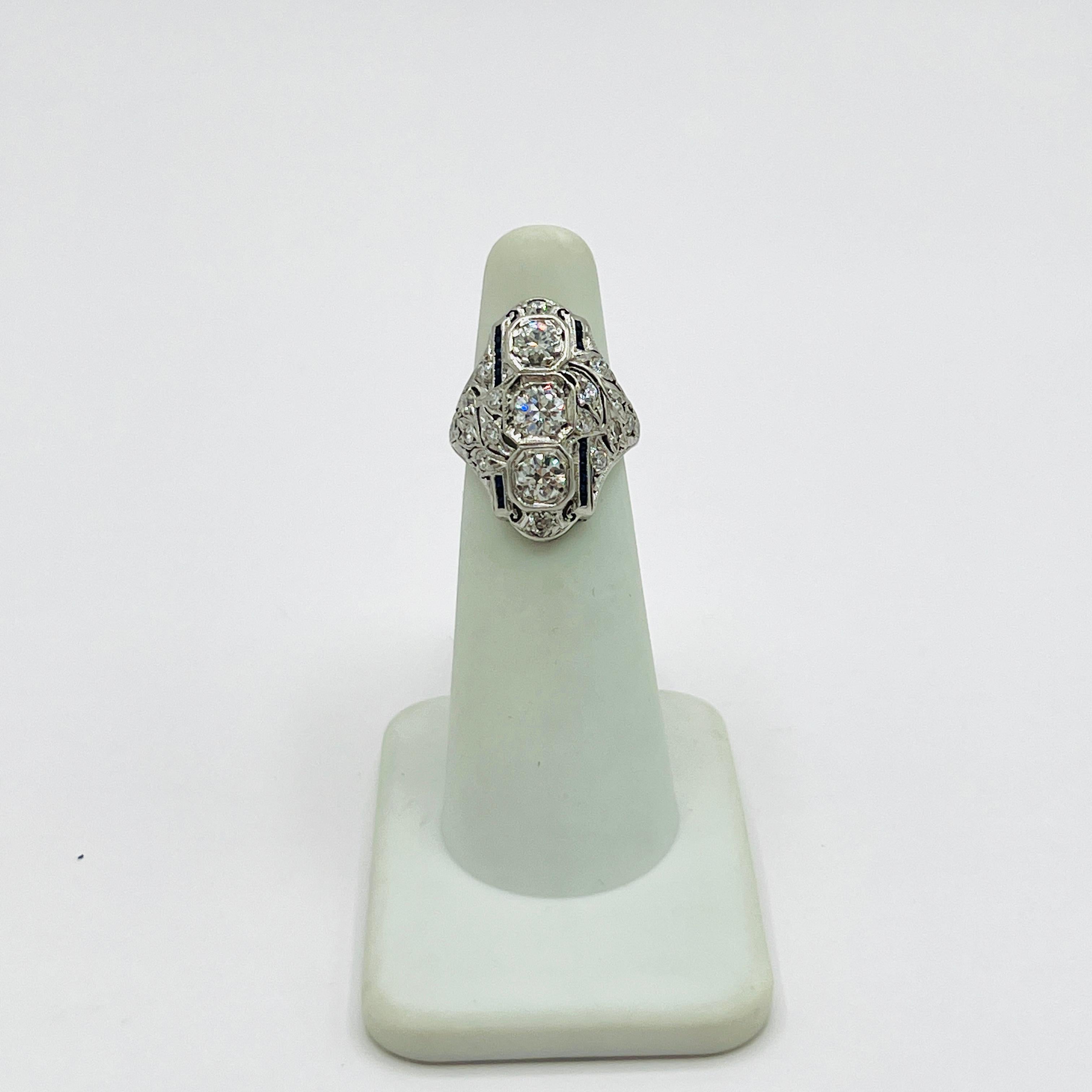 Weißer Diamant und blauer Saphir Art Deco Ring in 18 Weißgold im Zustand „Hervorragend“ im Angebot in Los Angeles, CA