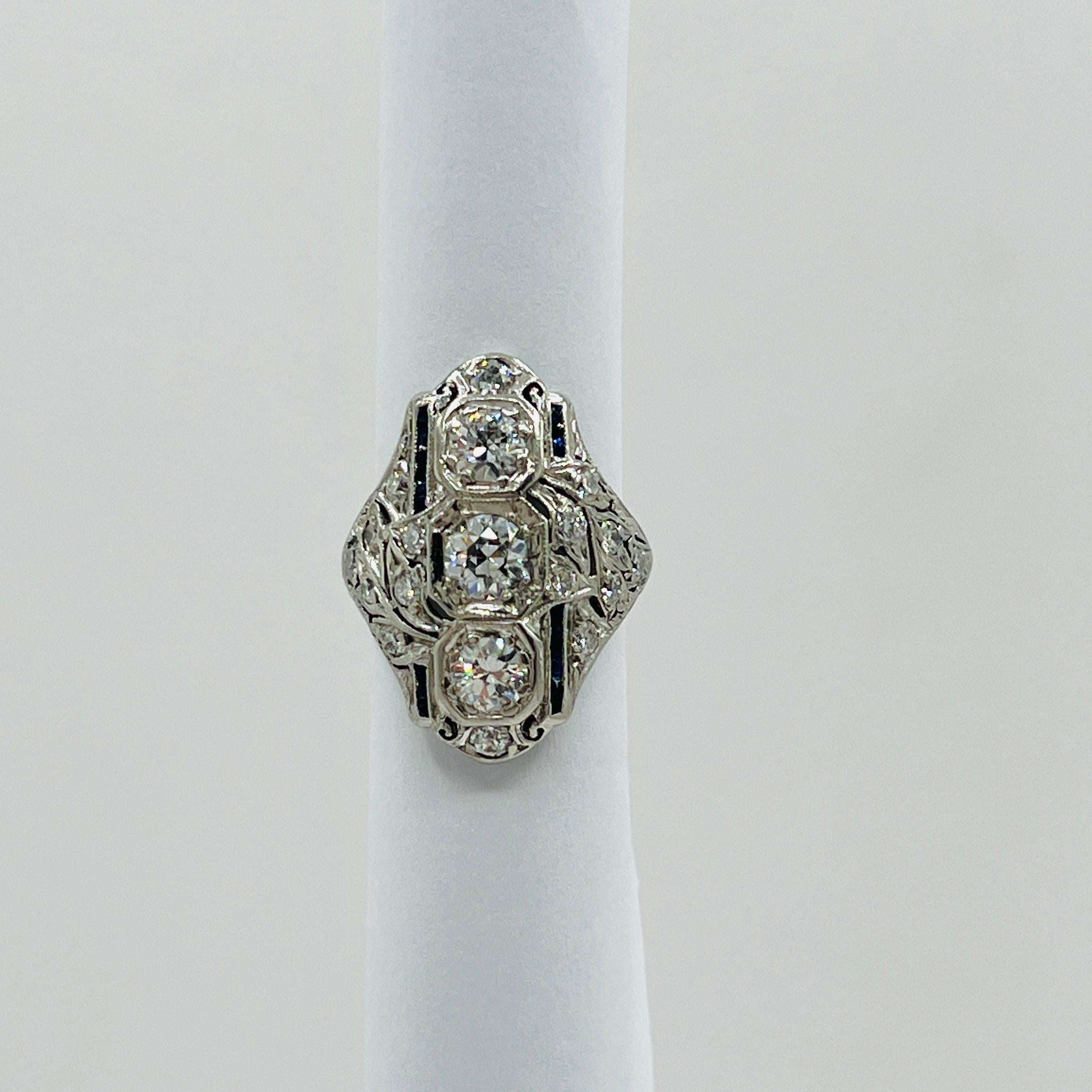 Weißer Diamant und blauer Saphir Art Deco Ring in 18 Weißgold für Damen oder Herren im Angebot