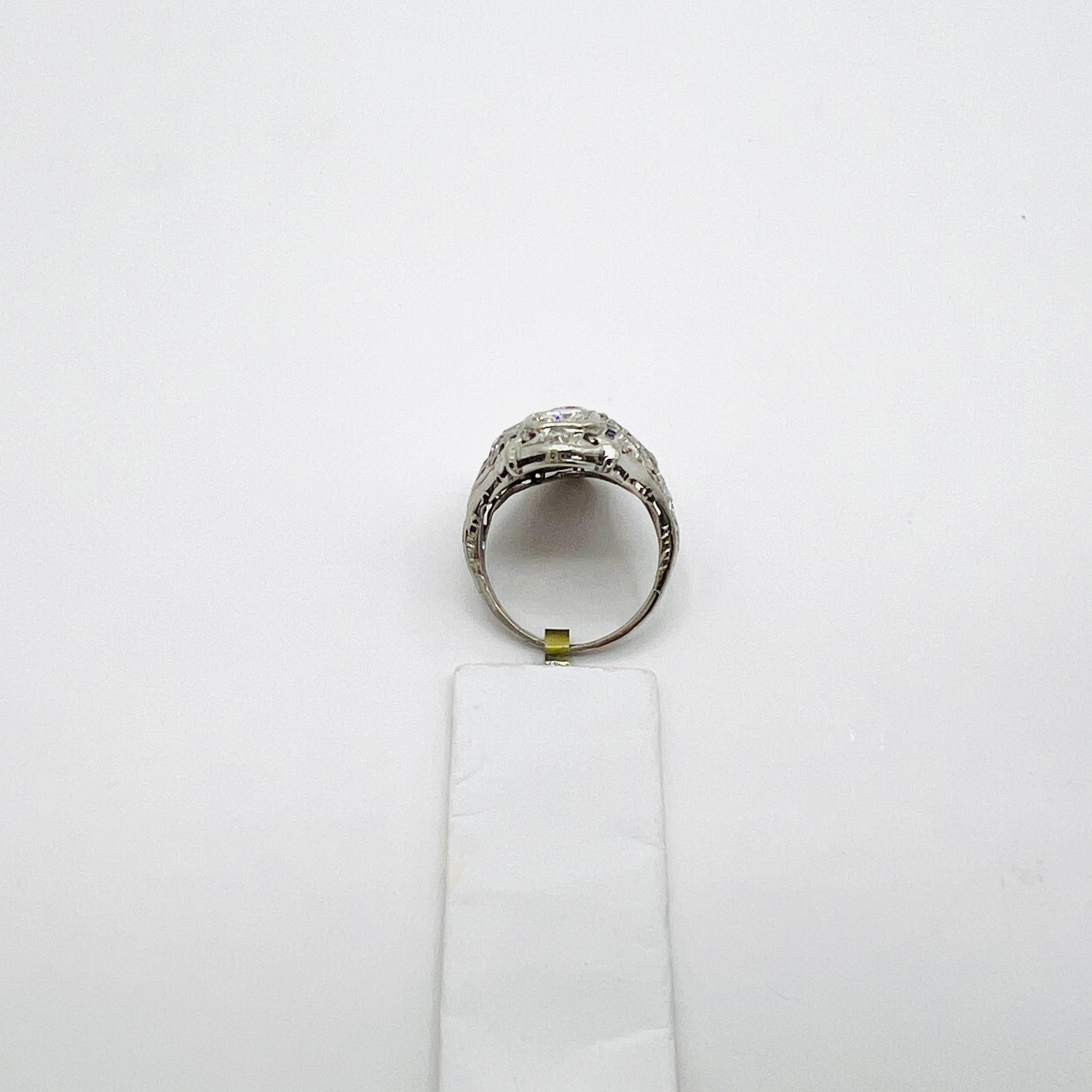 Weißer Diamant und blauer Saphir Art Deco Ring in 18 Weißgold im Angebot 2