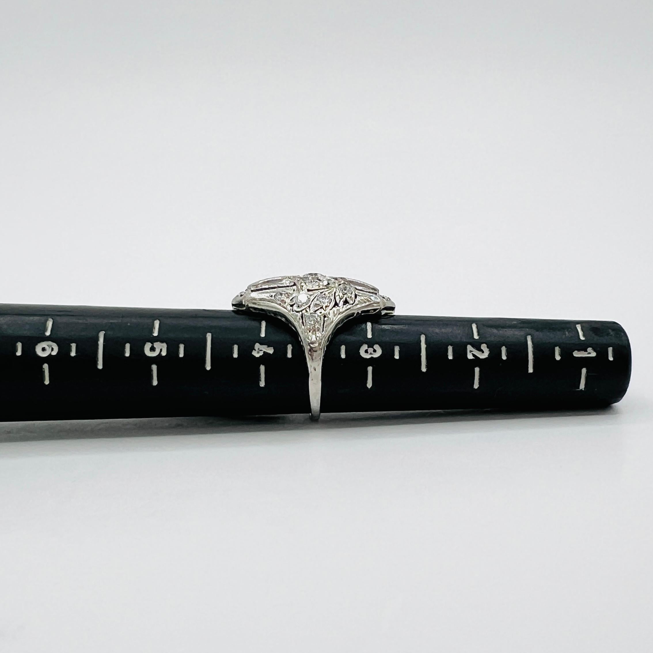 Weißer Diamant und blauer Saphir Art Deco Ring in 18 Weißgold im Angebot 4