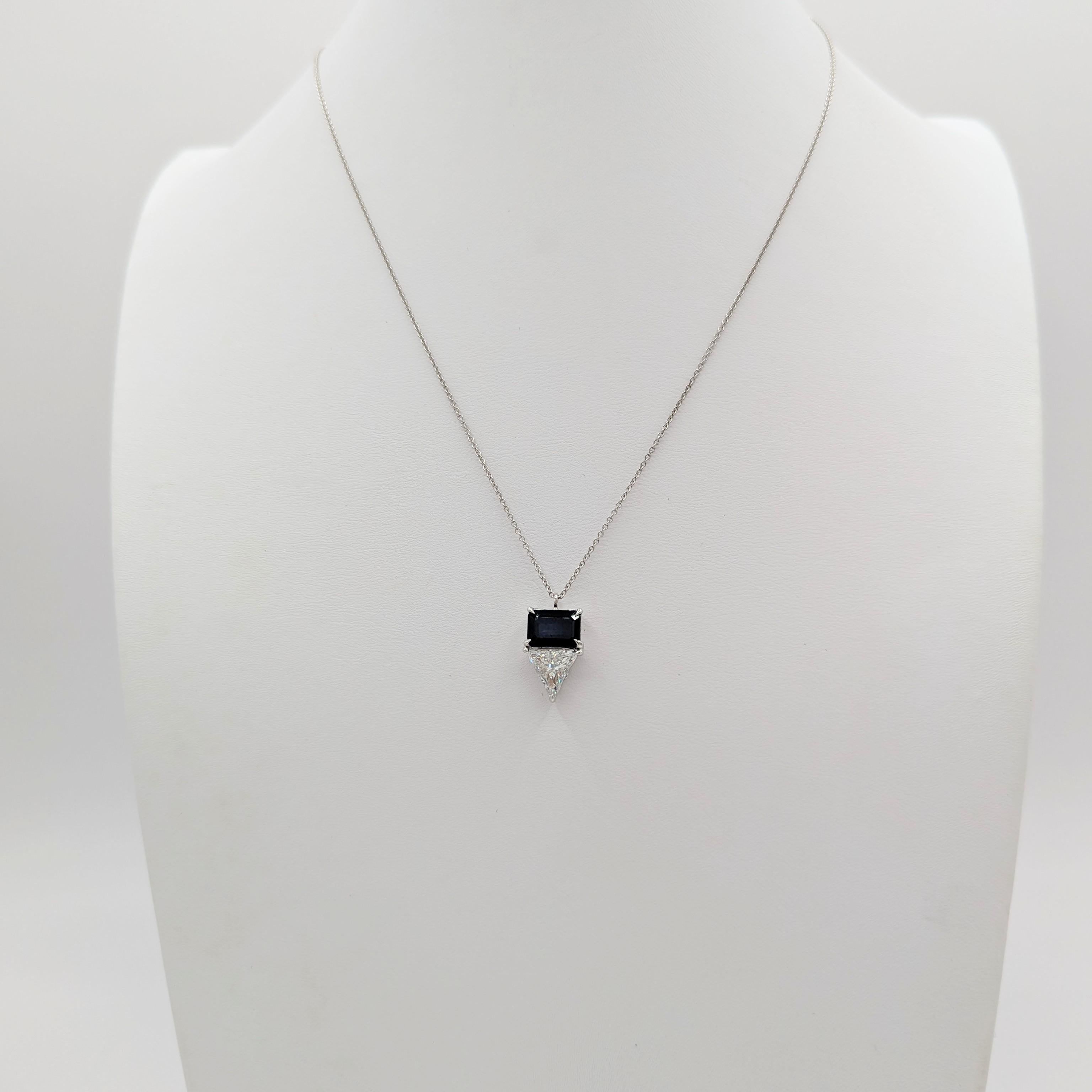 White Diamond and Blue Sapphire Pendant Necklace in 8K White Gold In New Condition For Sale In Los Angeles, CA