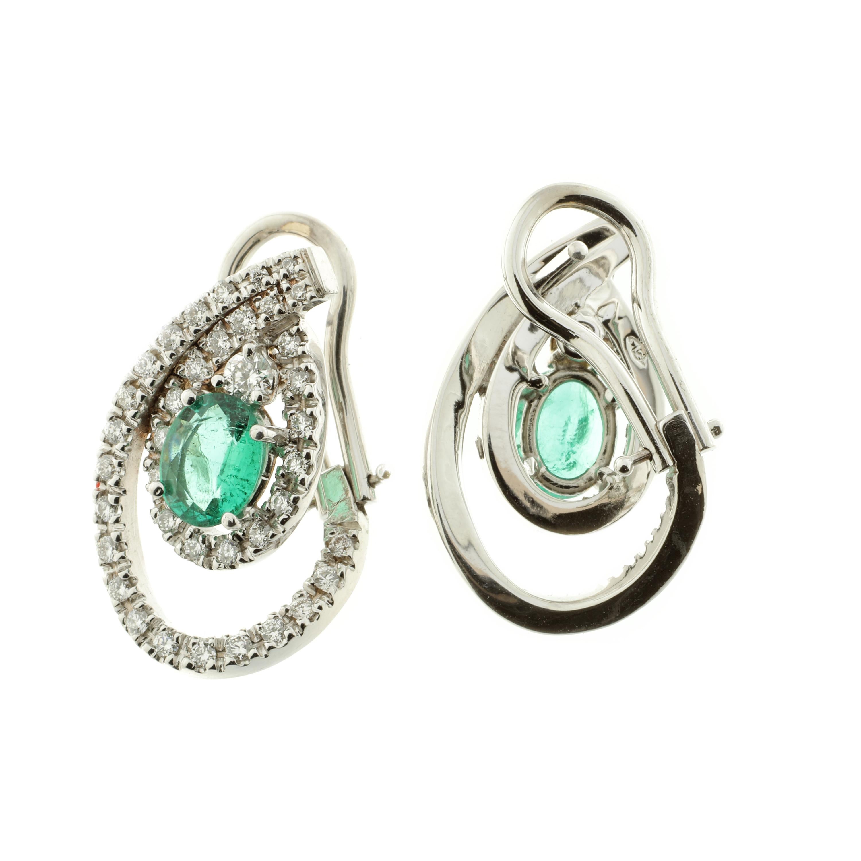 Modern 21st Century 18 Karat Gold G VS Diamond and Emerald Pear Shaped Earrings For Sale