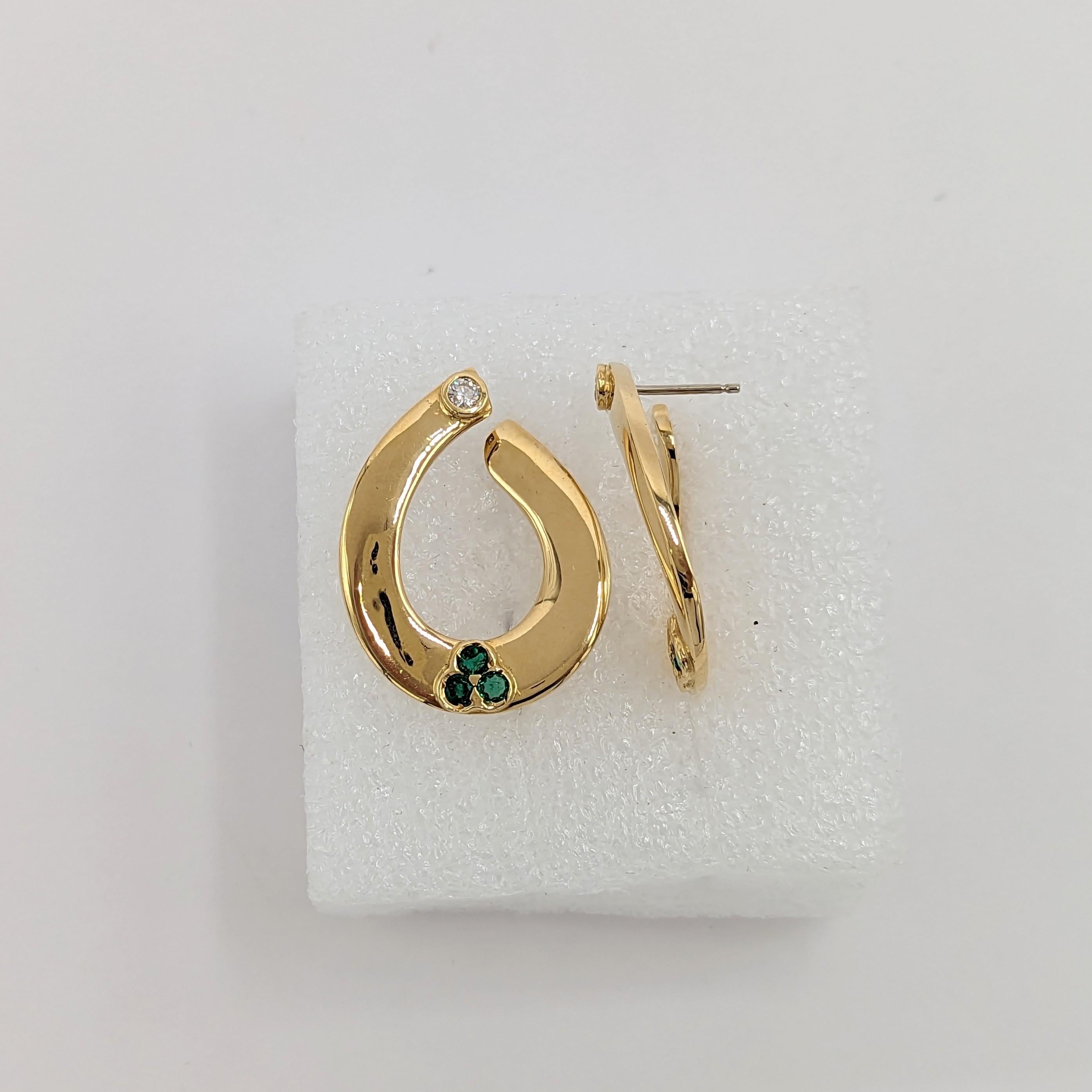 White Diamond and Emerald Hoop Earrings in 18K Yellow Gold In New Condition In Los Angeles, CA