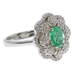 Cocktailring aus 18 Karat Weißgold mit weißen Diamanten und Smaragdblumen, 21. Jahrhundert