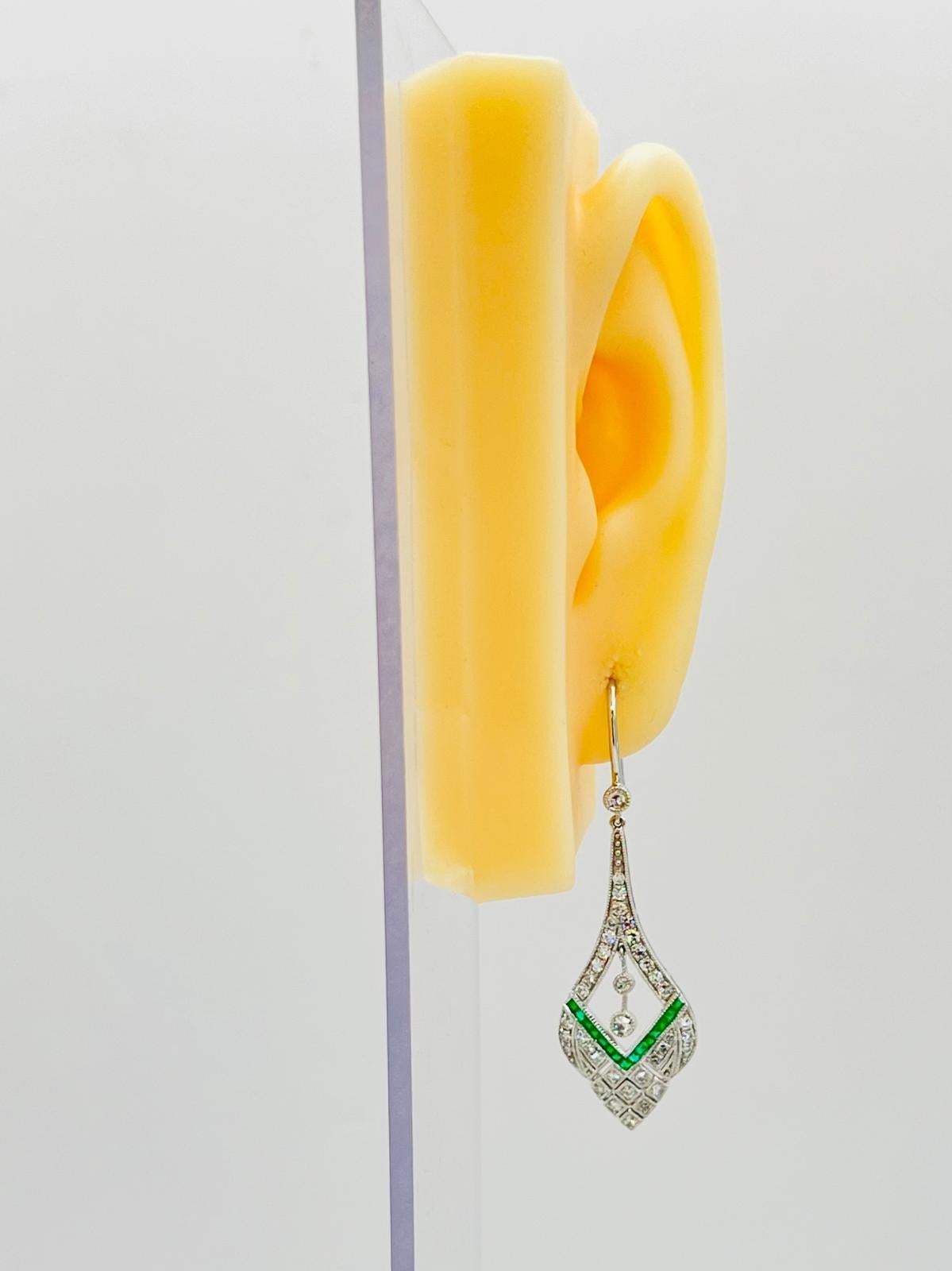 Schöne 1,09 ct. weiße Diamanten von guter Qualität und 0,42 ct. smaragdgrüne Quadrate.  Handgefertigt aus Platin, Push-Back-Fassung.  Diese Ohrringe im Estate-Look sind leicht und eine tolle Ergänzung für jede Schmucksammlung!