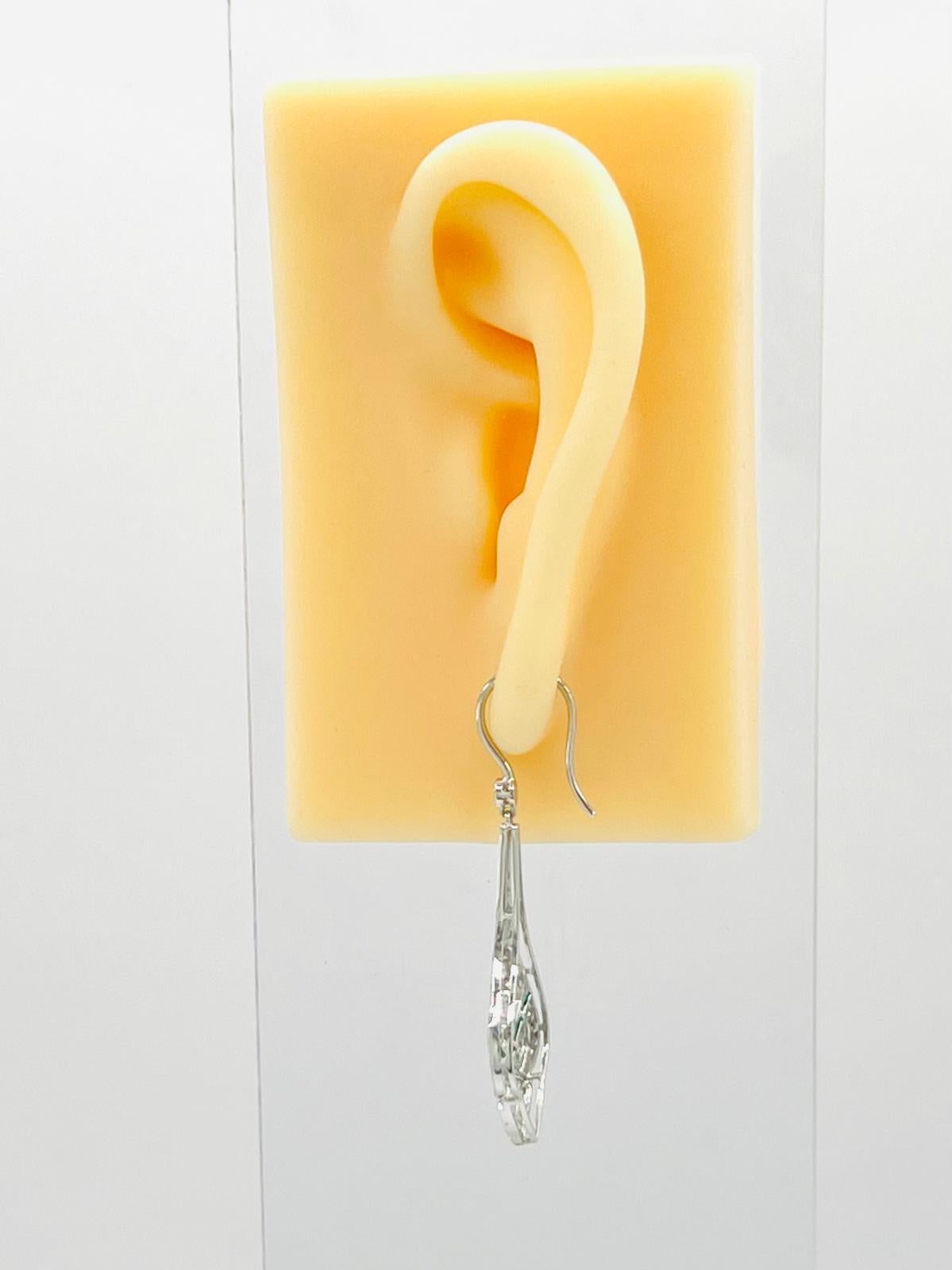 Quadratische Ohrringe mit weißem Diamant und Smaragd aus Platin (Carréeschliff) im Angebot