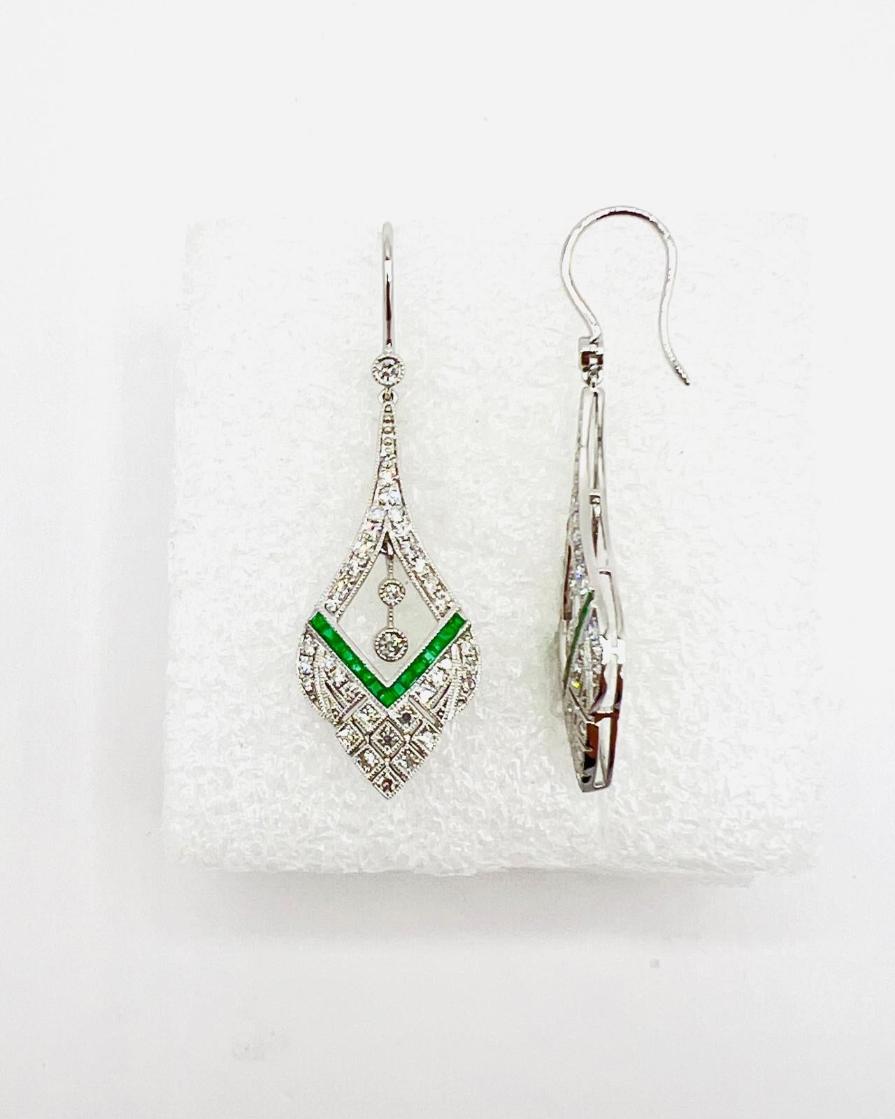 White Diamond and Emerald Square Dangle Earrings in Platinum In New Condition In Los Angeles, CA
