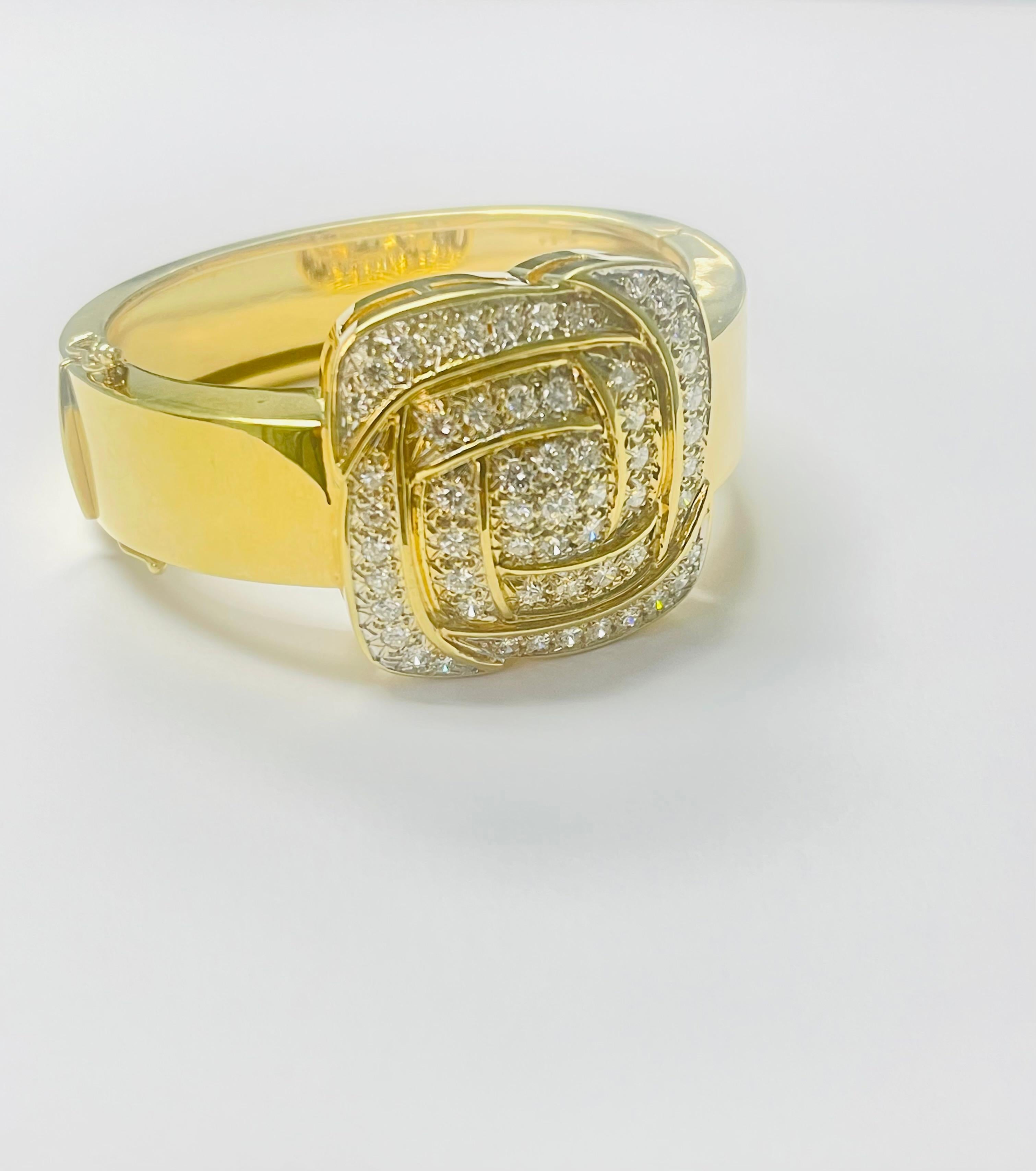 Round Cut White Diamond and Gold Bracelet In 18 Karat Gold. For Sale