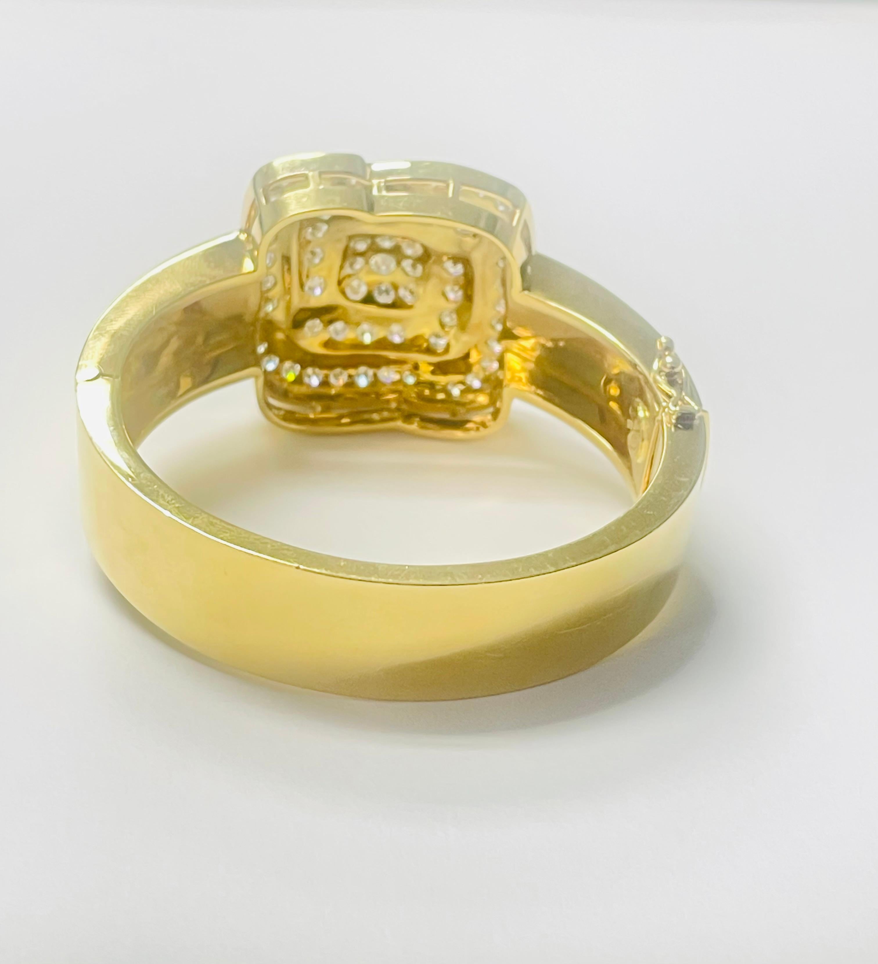 White Diamond and Gold Bracelet In 18 Karat Gold. In Excellent Condition For Sale In New York, NY