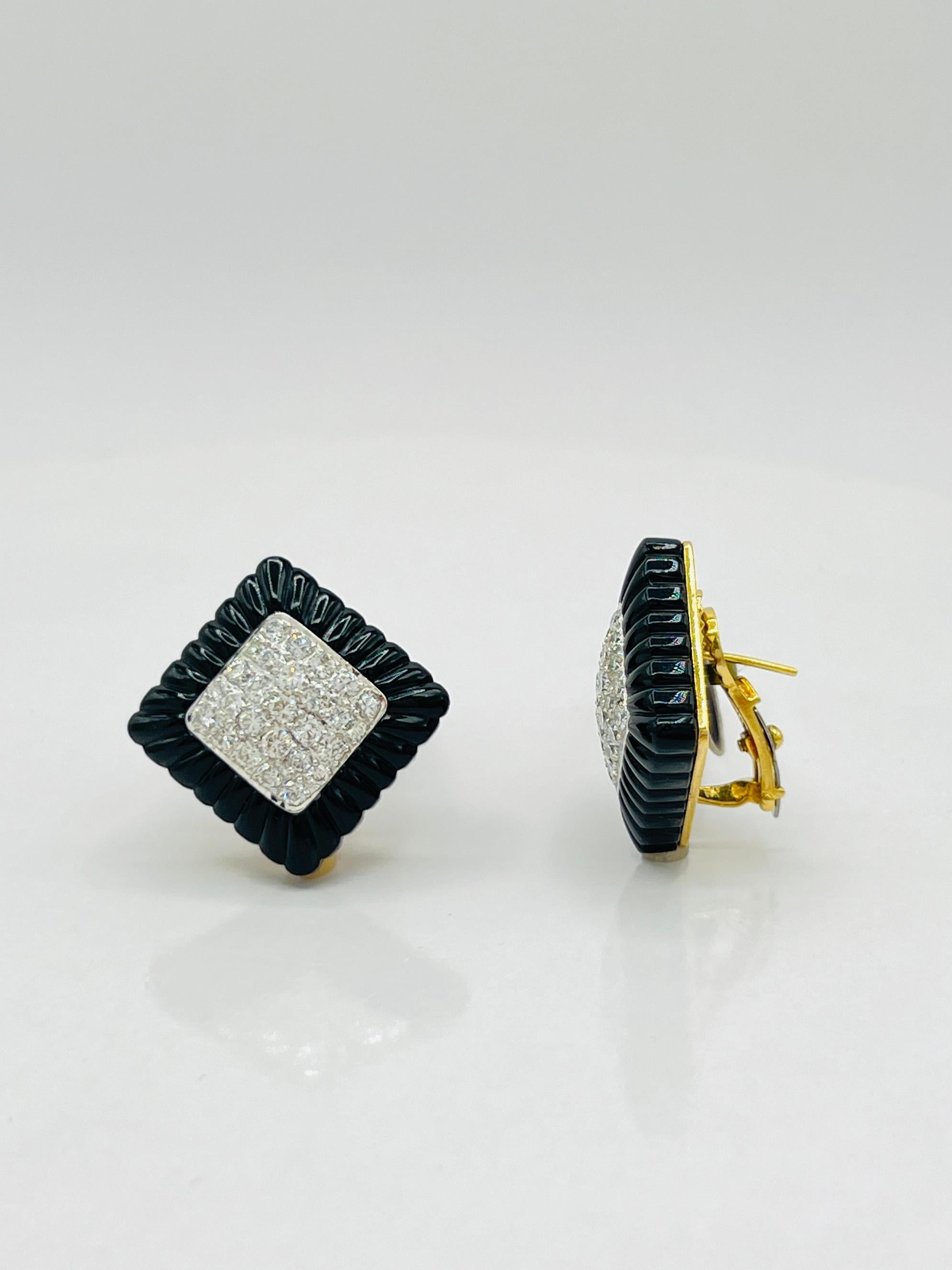 White Diamond and Onyx Fluted Earrings in 18K Yellow Gold In New Condition For Sale In Los Angeles, CA