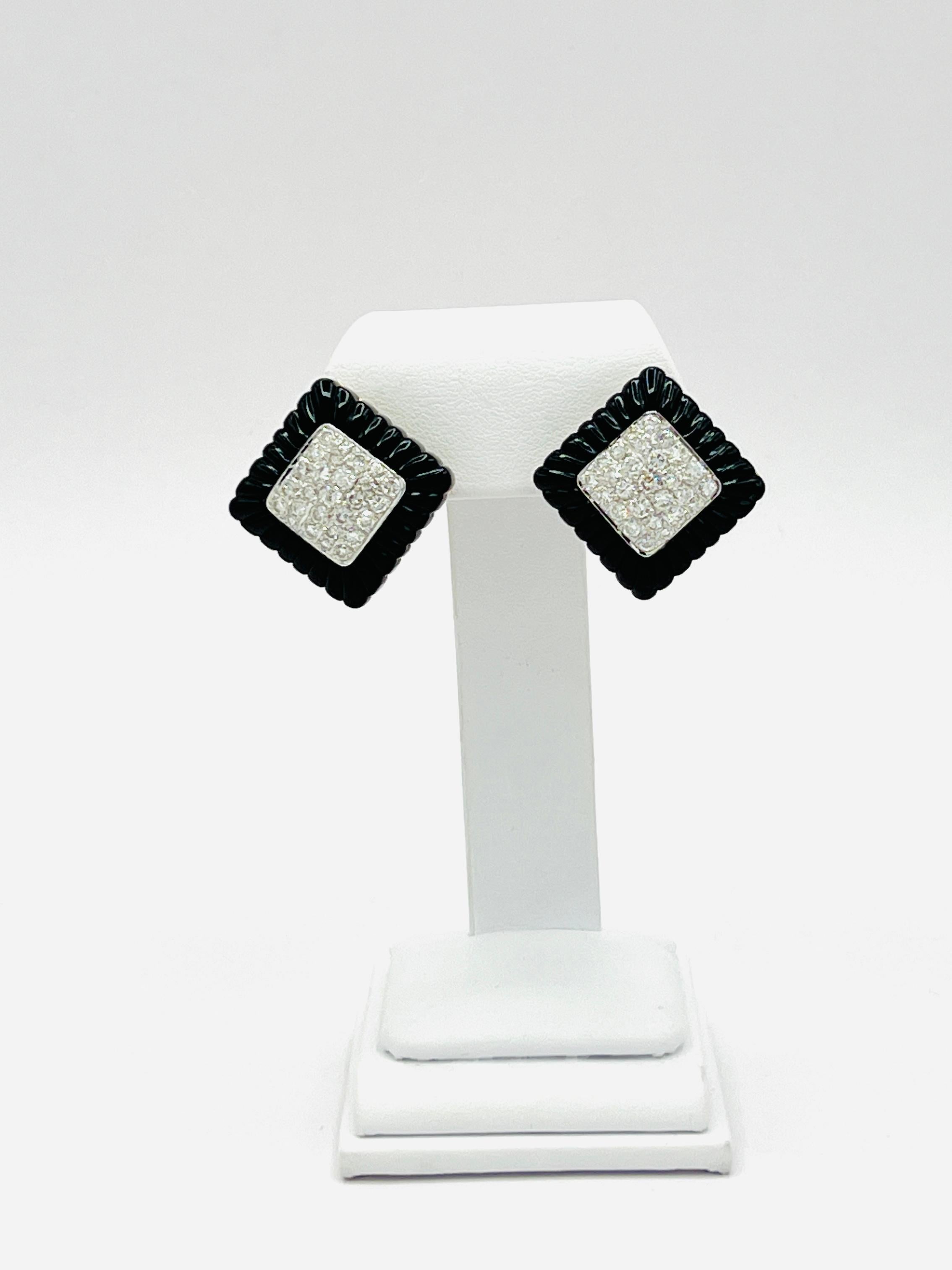 Women's or Men's White Diamond and Onyx Fluted Earrings in 18K Yellow Gold For Sale