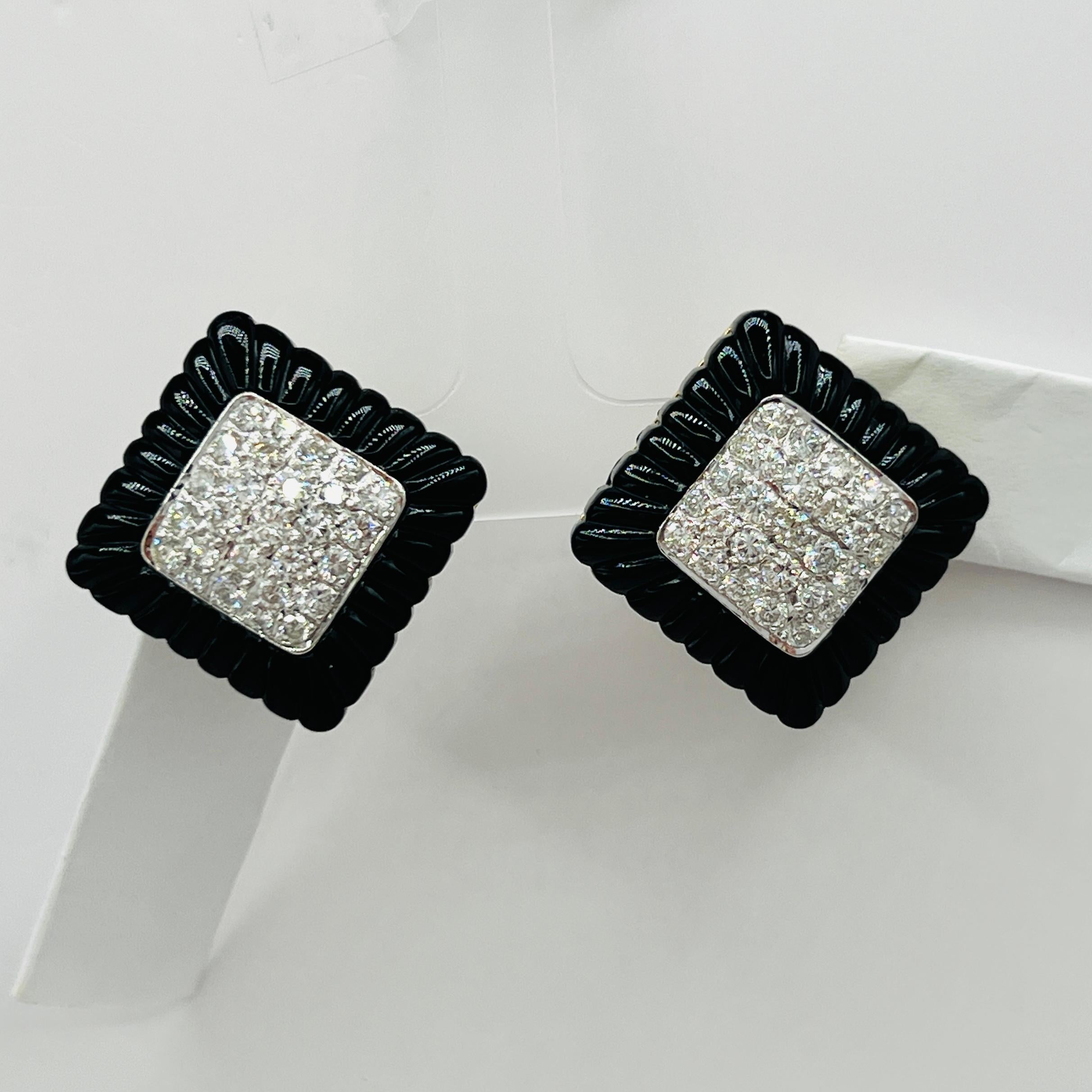 White Diamond and Onyx Fluted Earrings in 18K Yellow Gold For Sale 1