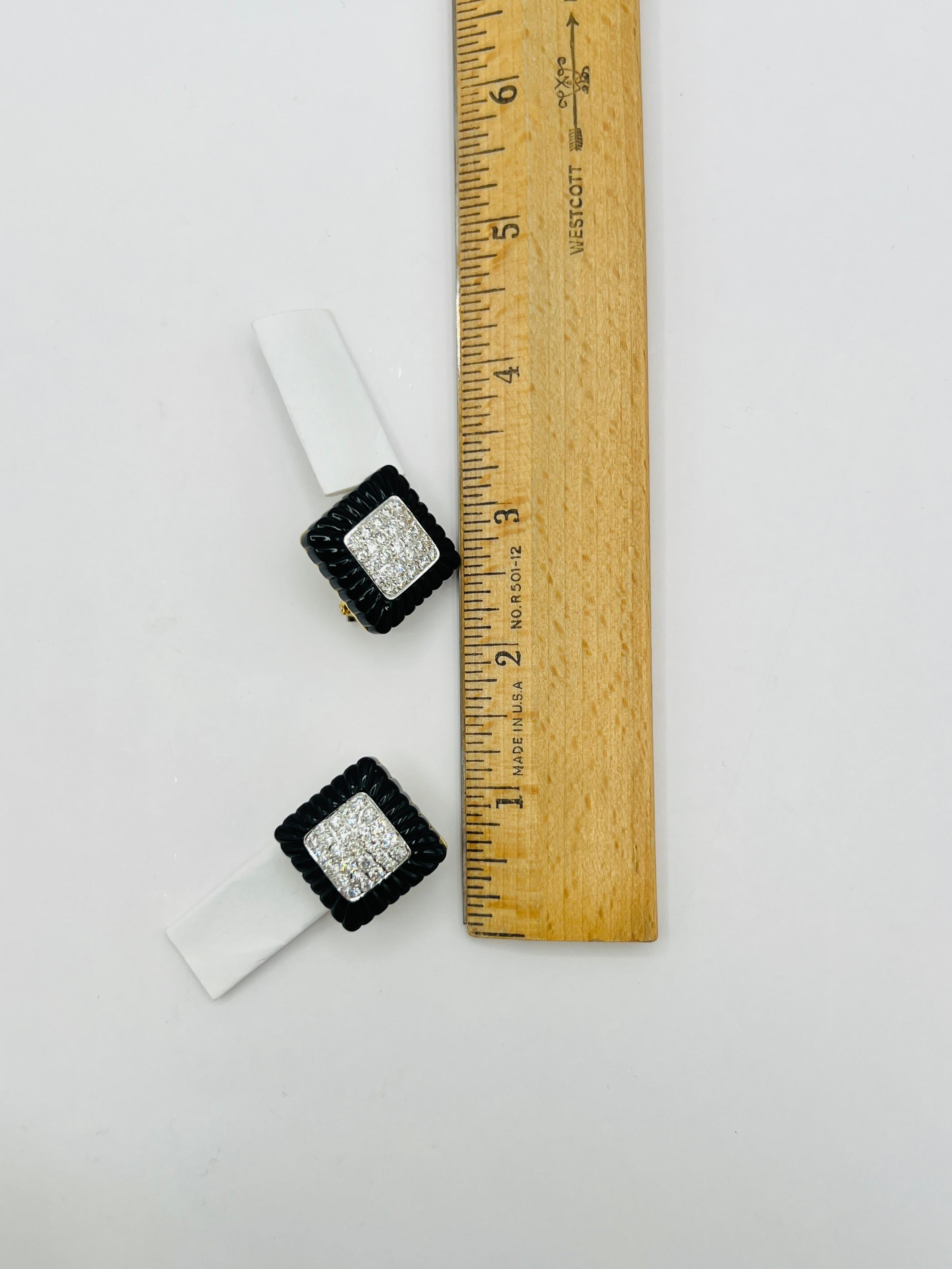 White Diamond and Onyx Fluted Earrings in 18K Yellow Gold For Sale 2