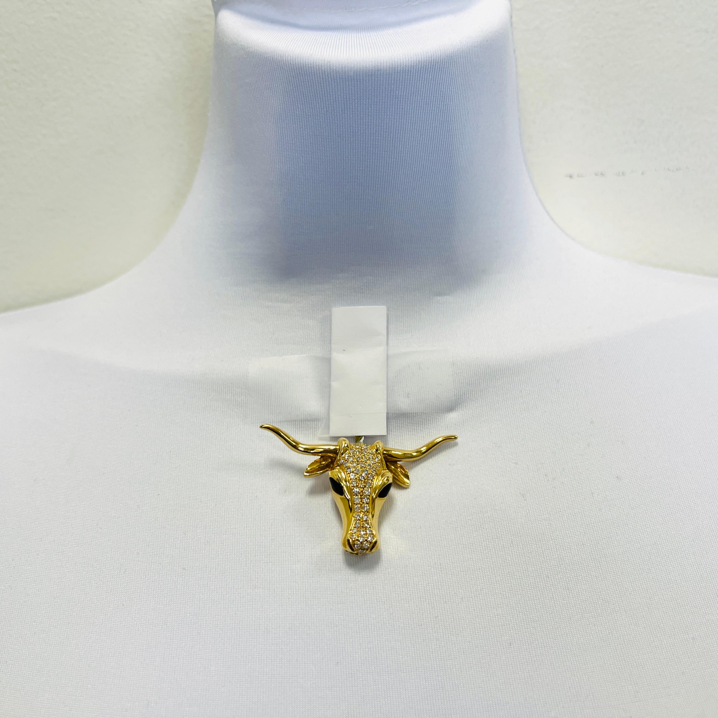 Pendentif Texas longhorn magnifiquement réalisé avec des ronds de diamants blancs et de l'onyx.  Fabriqué à la main en or jaune 18k.
