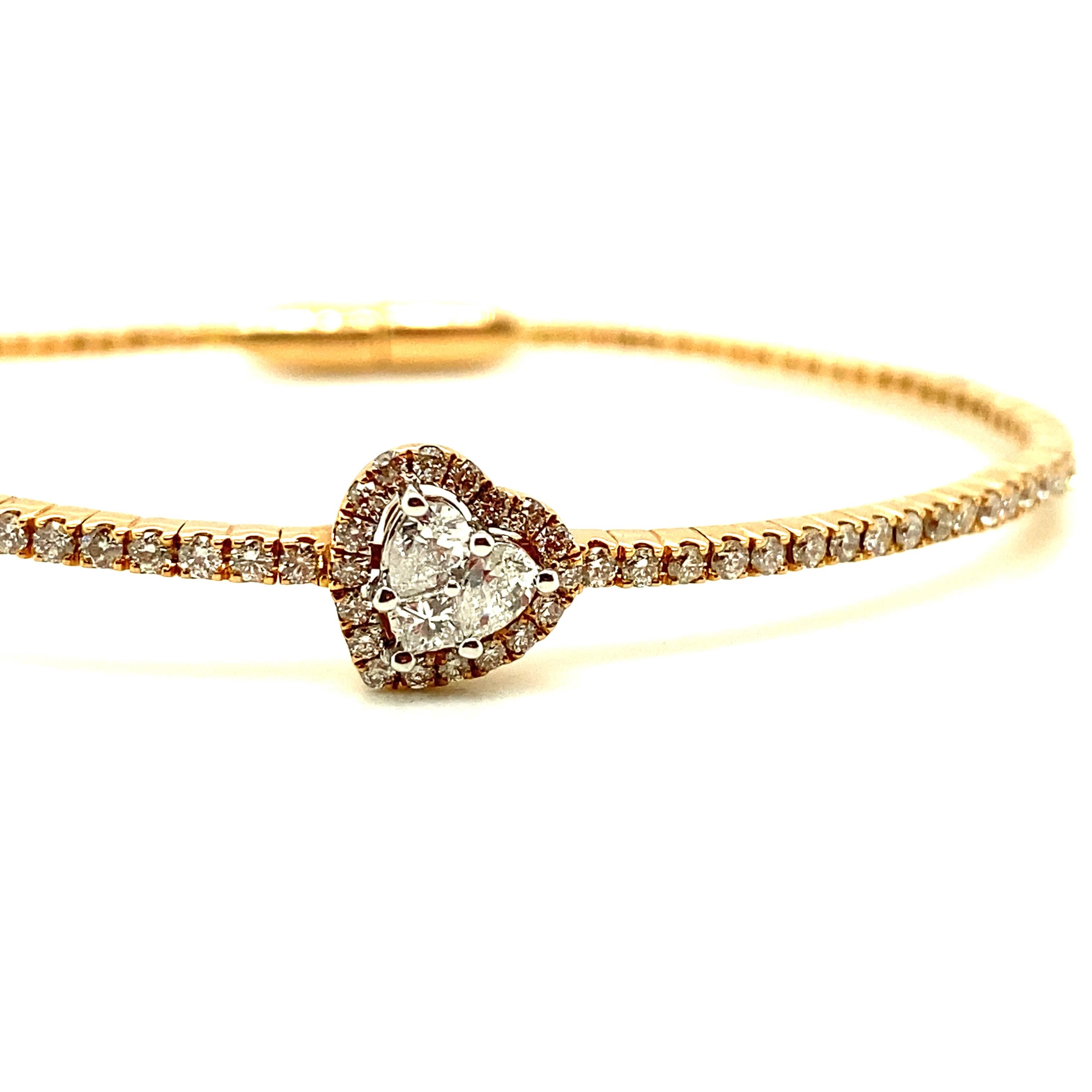 Armband aus Weißdiamant und Roségold:

Das elegante Armband zeichnet sich durch eine Gruppe von Diamanten in Mischform in der Mitte und runde Diamanten im Brillantschliff aus, die sich über die Hälfte des Armbands erstrecken und insgesamt 0,73 Karat