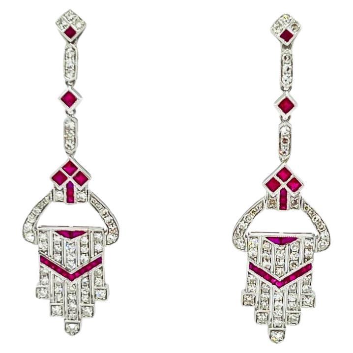 Boucles d'oreilles pendantes carrées en platine avec diamants blancs et rubis