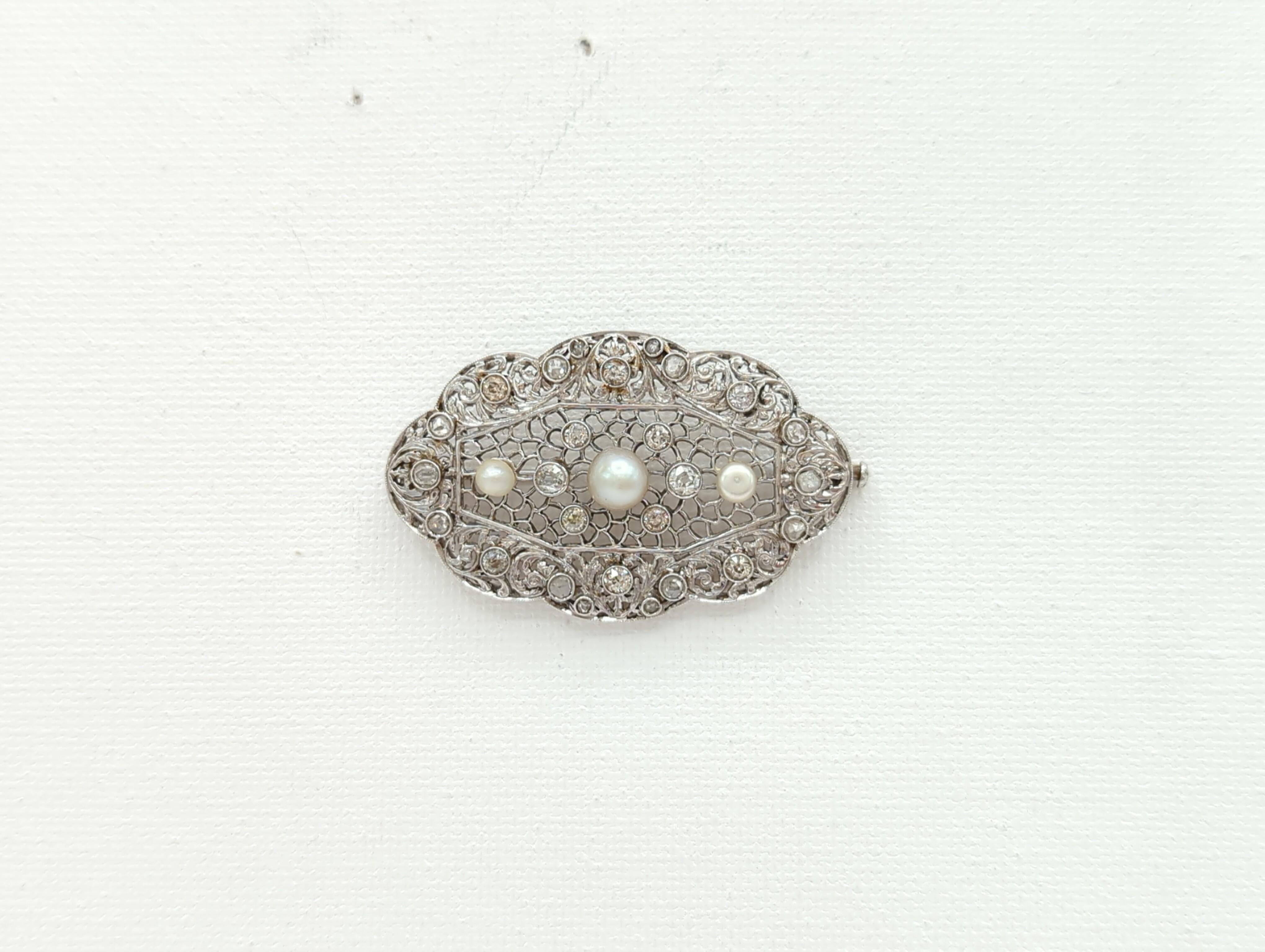 White Diamond and White Pearl Brooch in 18K White Gold In New Condition In Los Angeles, CA