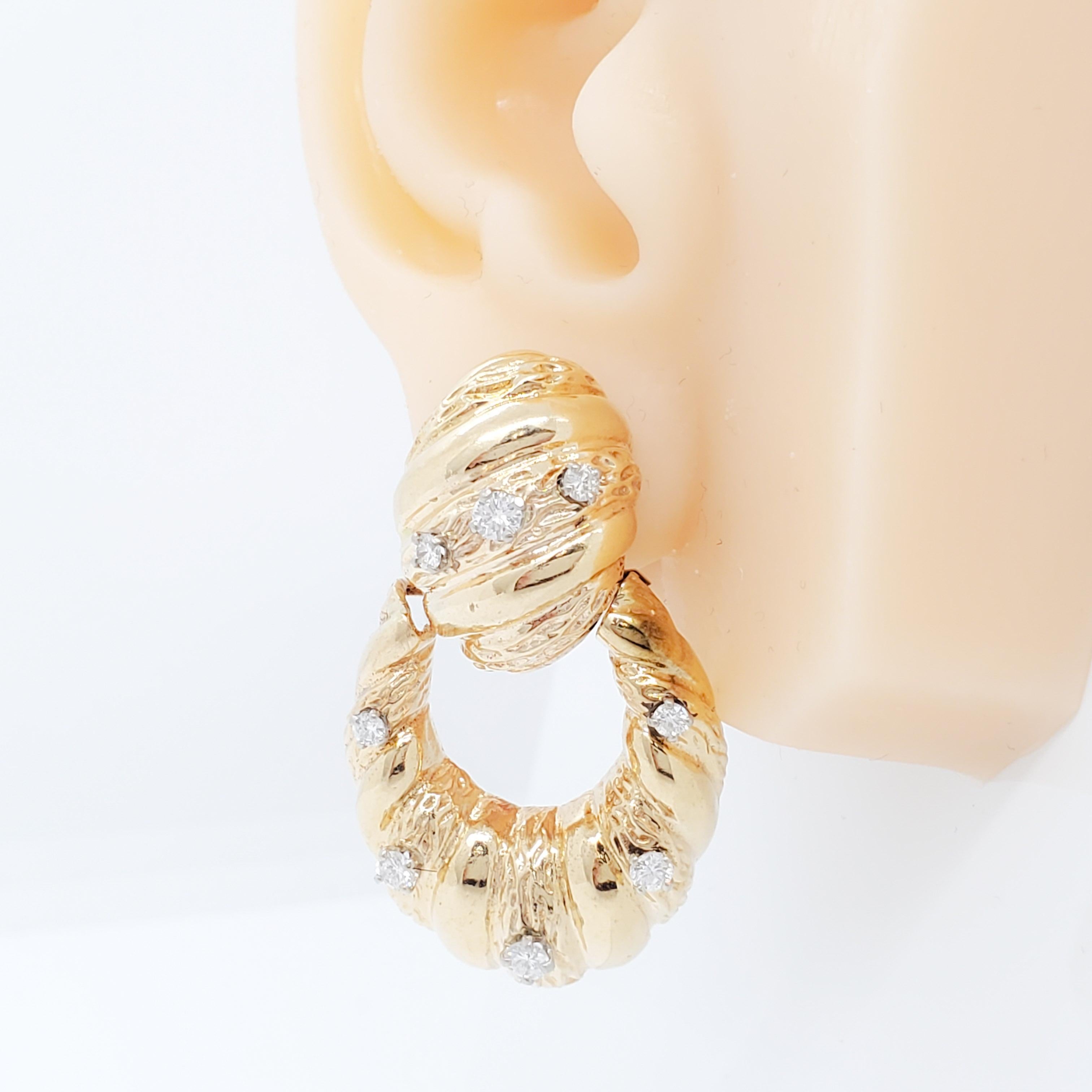 Schöne Ohrringclips mit 0,75 ct. weißen runden Diamanten von guter Qualität.  Handgefertigt in 18k Gelbgold.  Typisches Design eines Türklopfers.