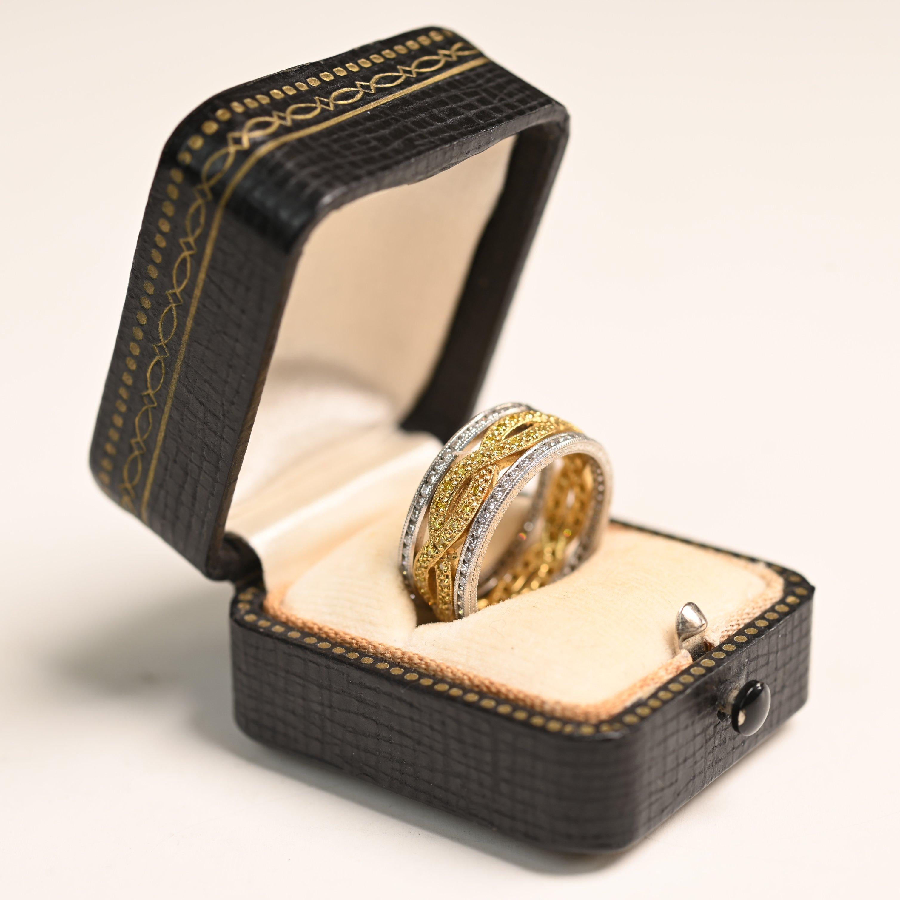 Taille vieille Europe Bague avec diamant blanc (environ 0,7 carat) et diamant jaune (environ 0,6 carat) en vente
