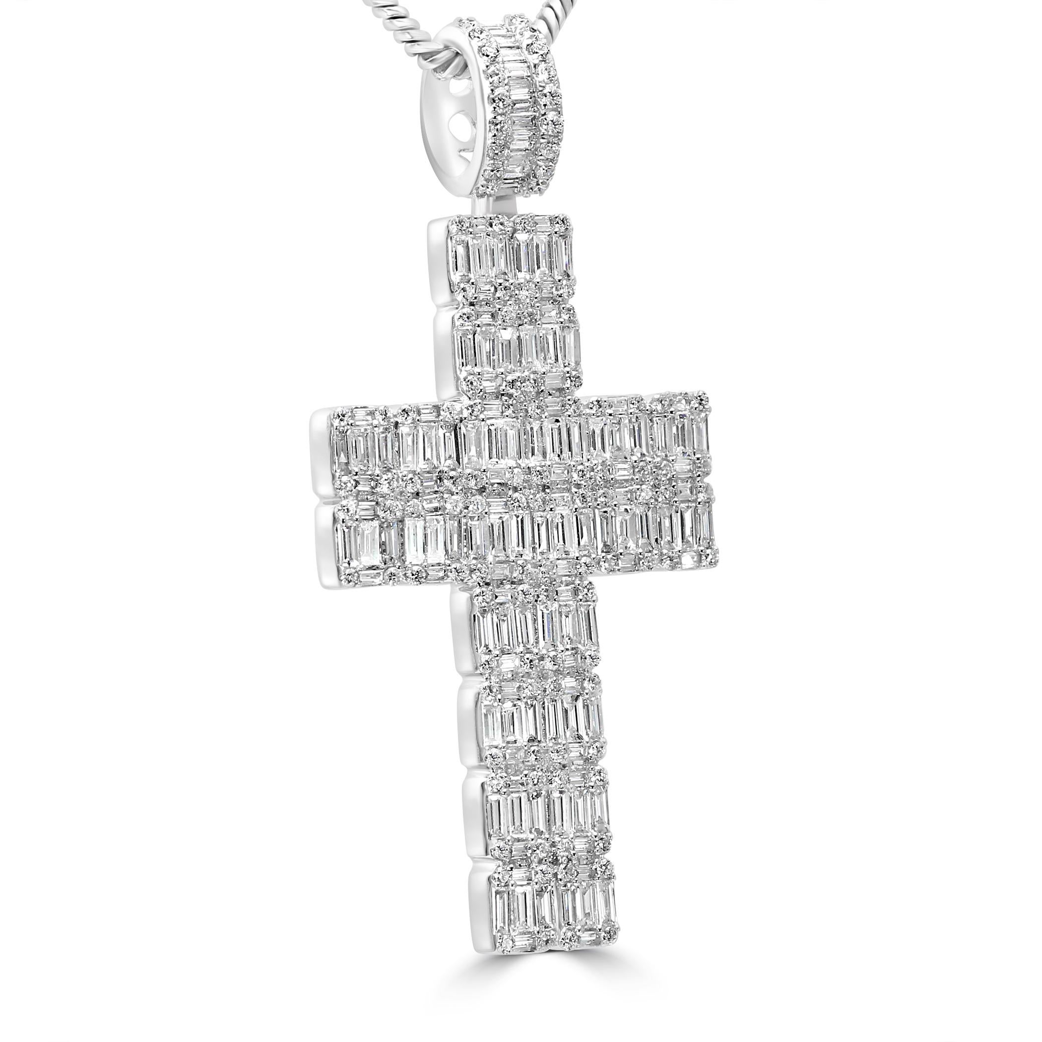 Faites une déclaration audacieuse de foi et d'élégance avec notre pendentif en forme de croix à la mode. Cette pièce est réalisée en or blanc 14 carats, offrant une toile de fond intemporelle et luxueuse à l'éblouissant éventail de diamants qui