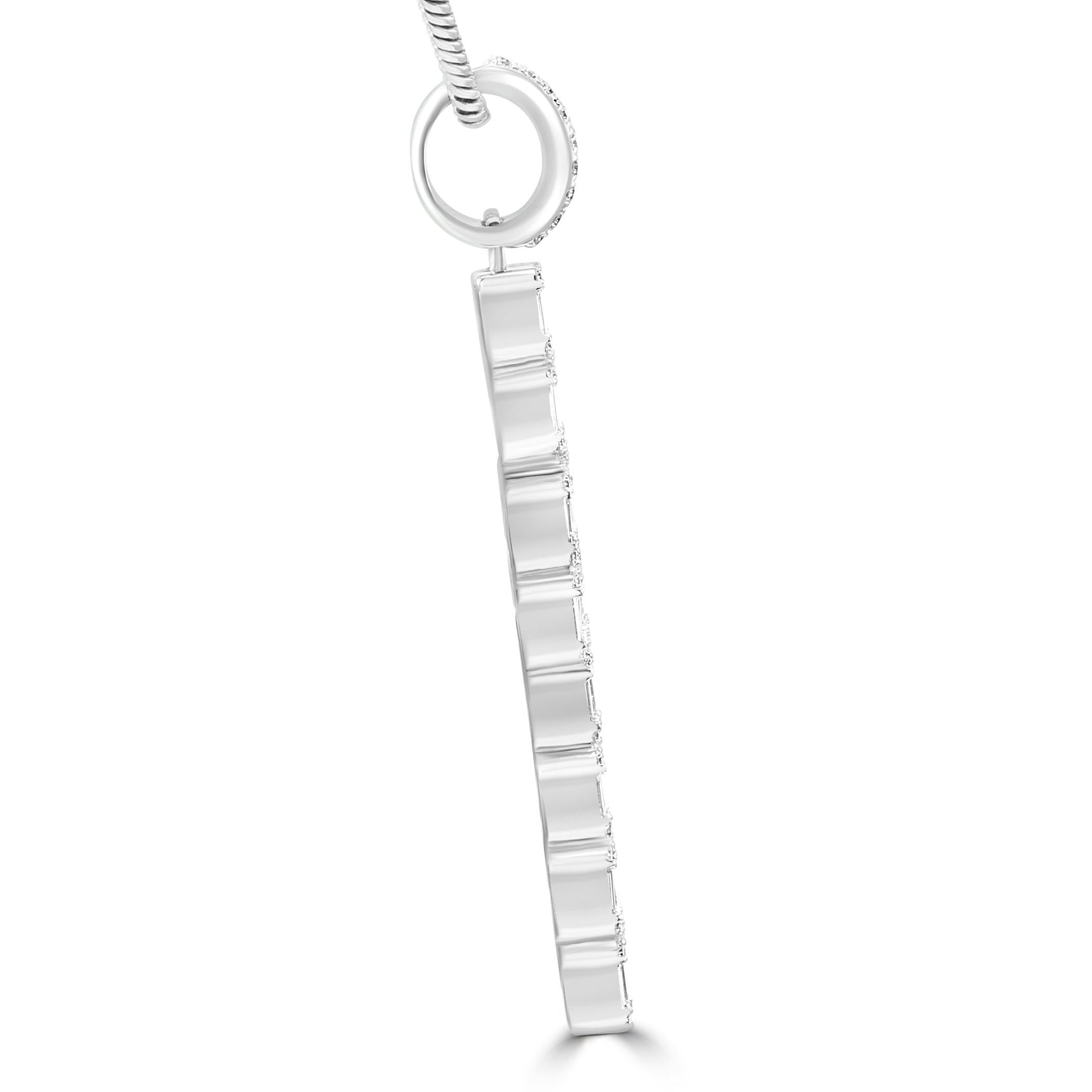 Moderne Pendentif croix en or 14 carats avec diamant blanc baguette et rond en vente
