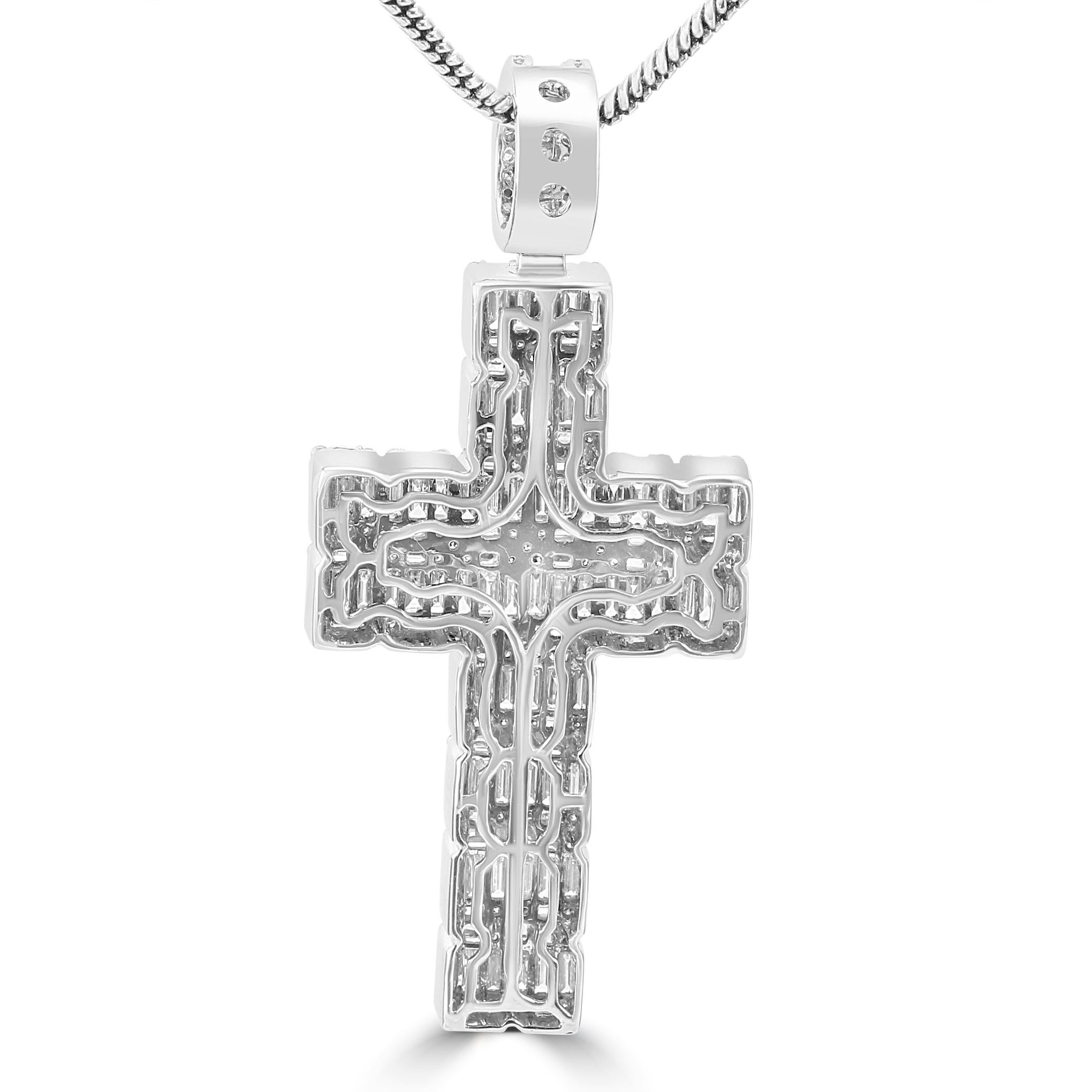 Taille baguette Pendentif croix en or 14 carats avec diamant blanc baguette et rond en vente