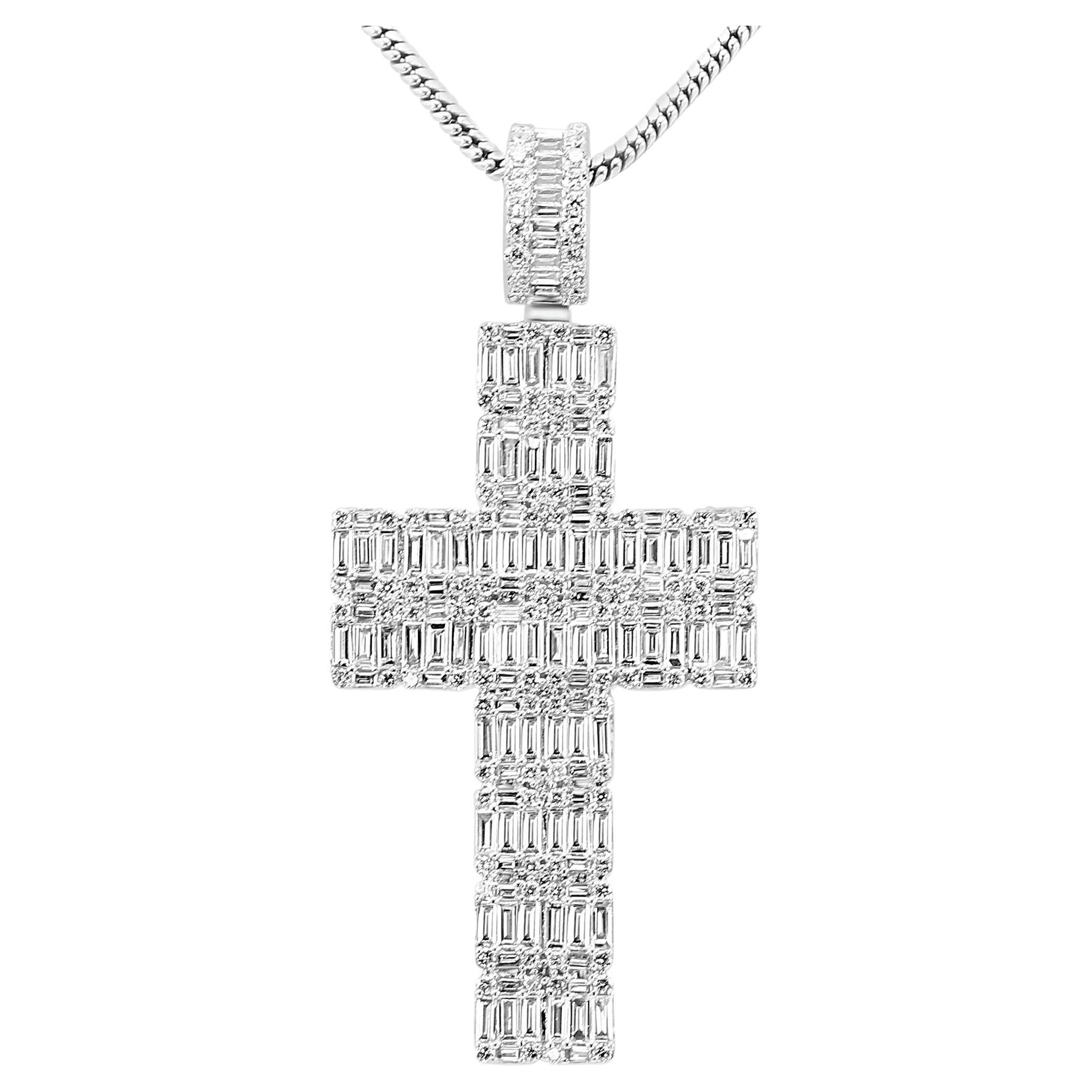 Pendentif croix en or 14 carats avec diamant blanc baguette et rond en vente