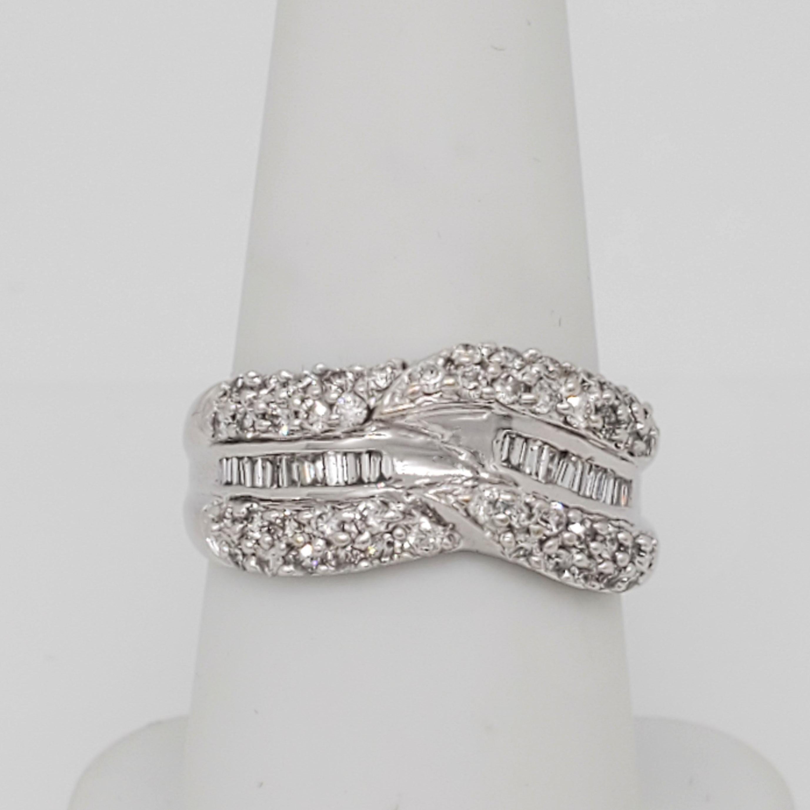 White Diamond Baguette and Round Band Ring in 14k White Gold In New Condition For Sale In Los Angeles, CA