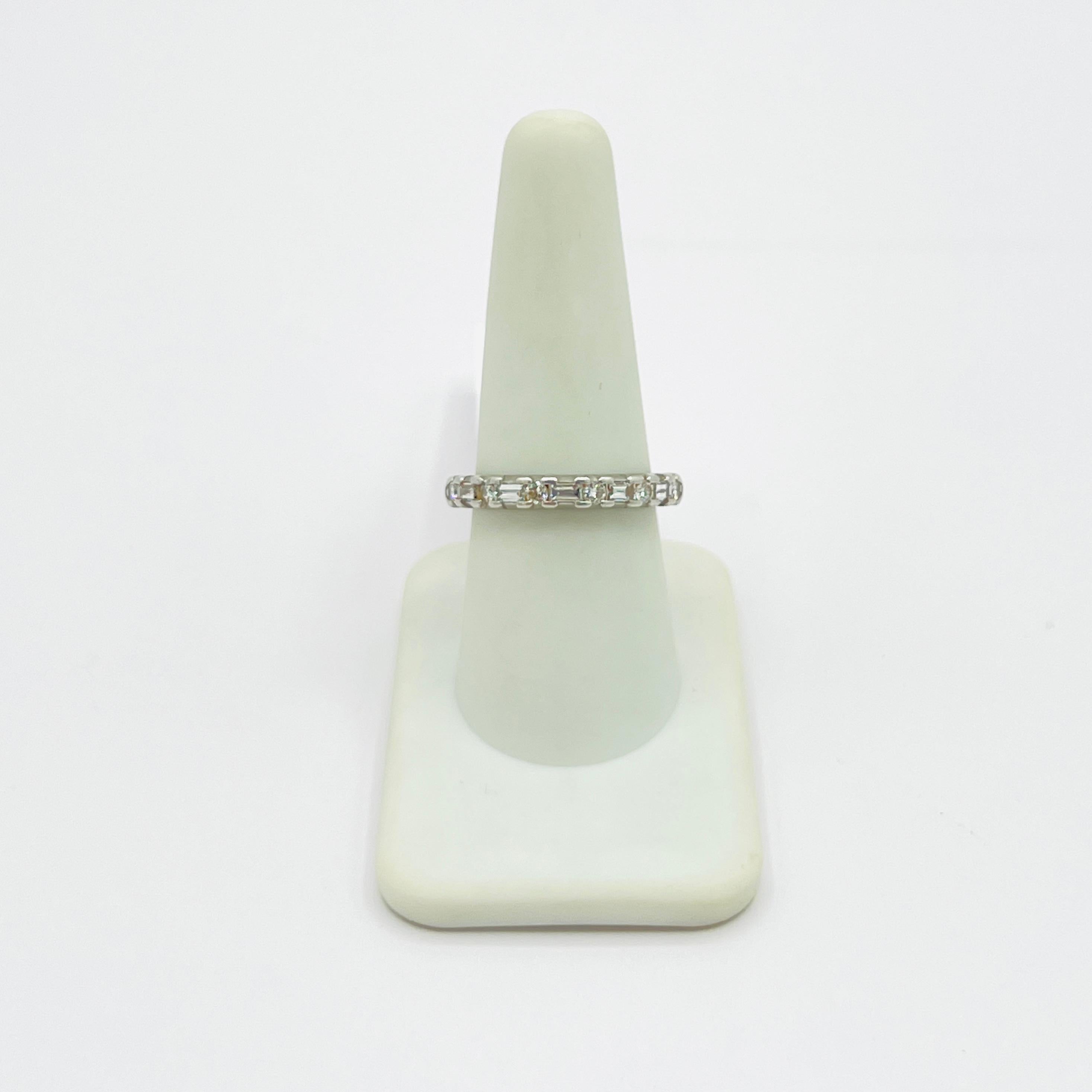 White Diamond Baguette and Round Band Ring in Platinum In Excellent Condition For Sale In Los Angeles, CA