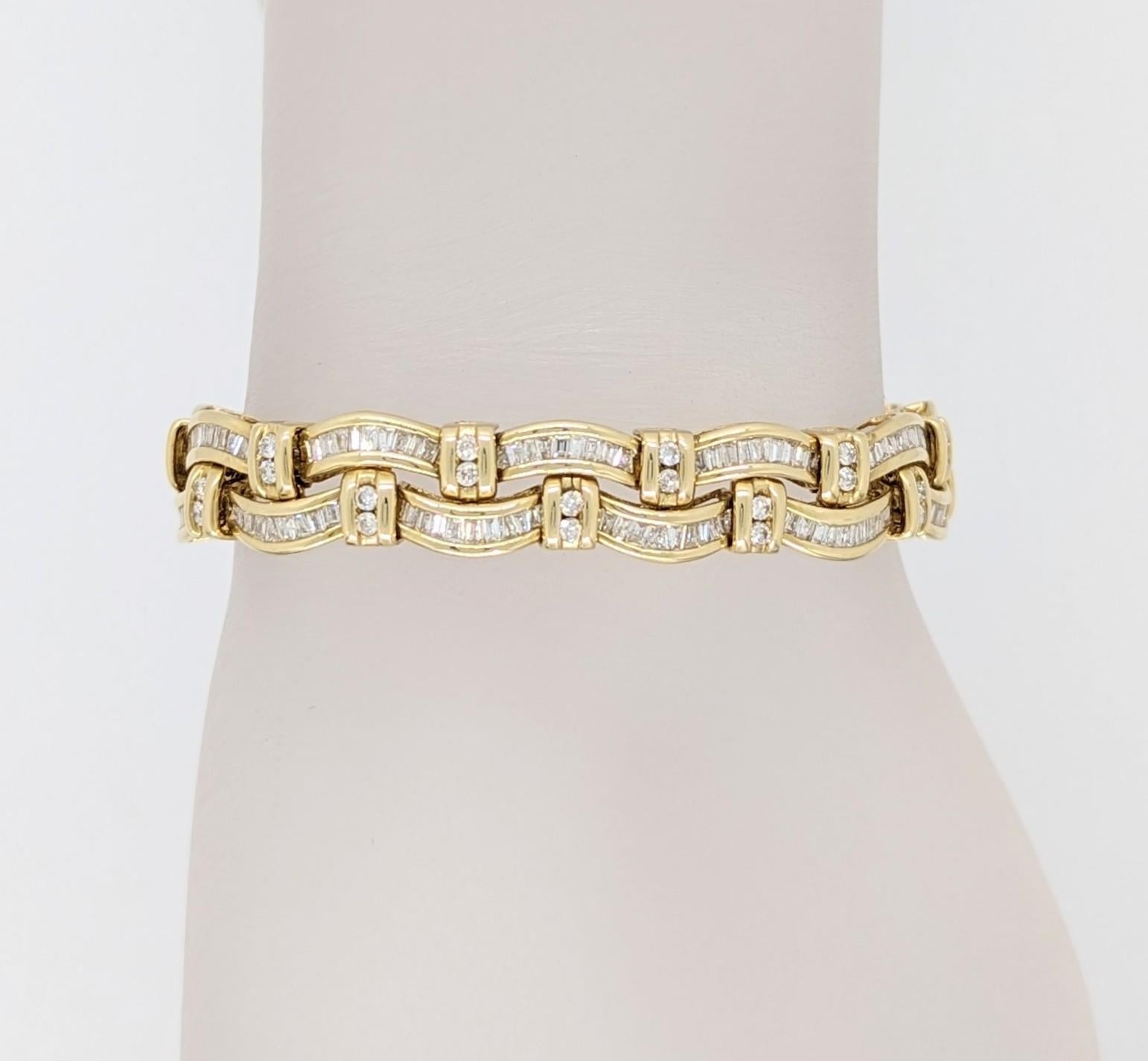 Magnifique bracelet avec 6,00 ct. de diamants blancs baguettes et ronds de bonne qualité.  Fabriqué à la main en or jaune 14k.  La longueur est de 7