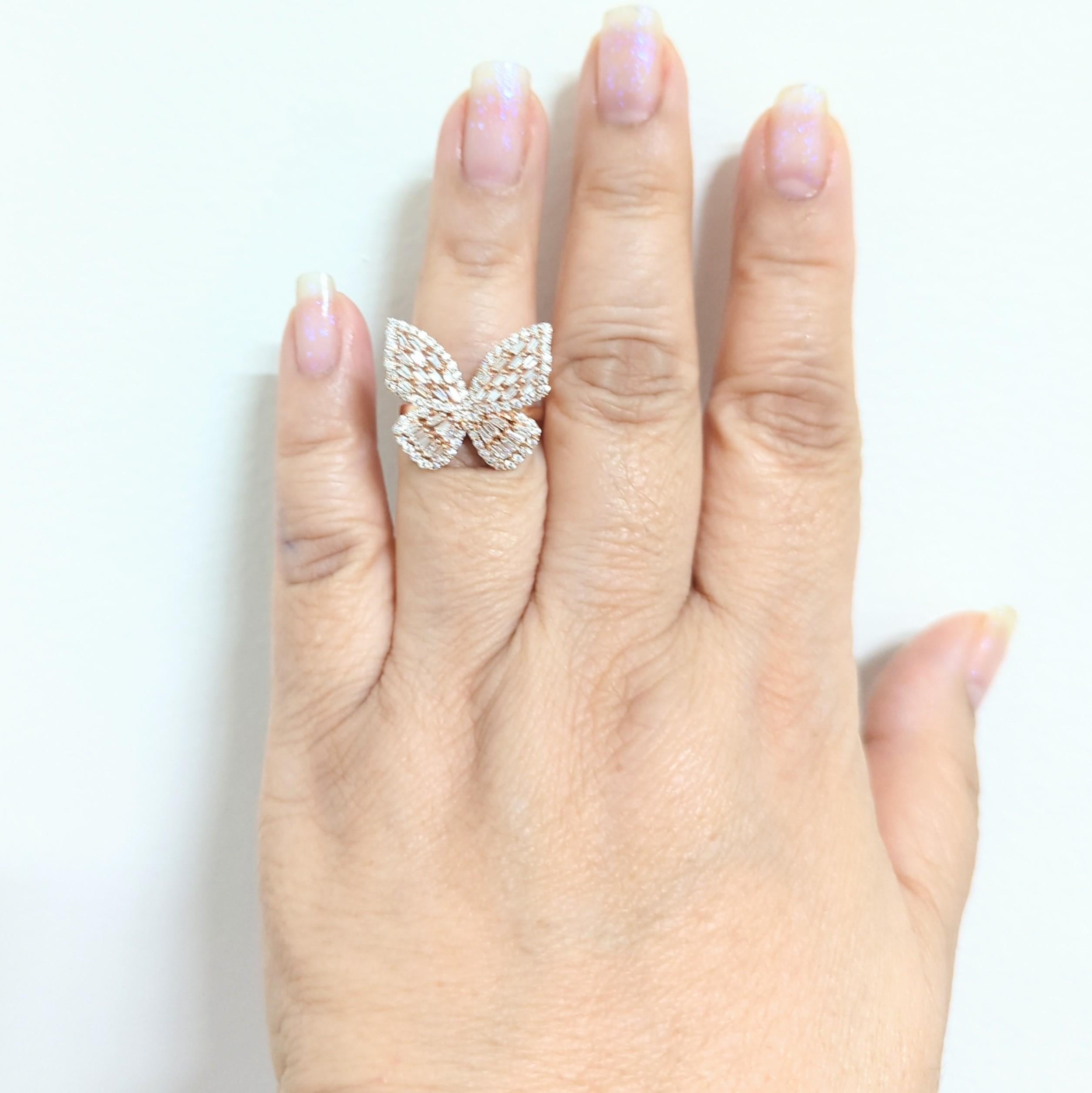 Absolut atemberaubender Ring im Baguette- und runden Schmetterlingsdesign mit 1.34 Karat weißen Diamanten.  Dieser Ring wurde mit viel Liebe zum Detail in 14k Roségold handgefertigt.  Es ist ein lustiges und frivoles Stück.  Ring Größe 7. 