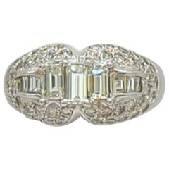 Bague ronde et baguette de diamants blancs en or blanc 18 carats