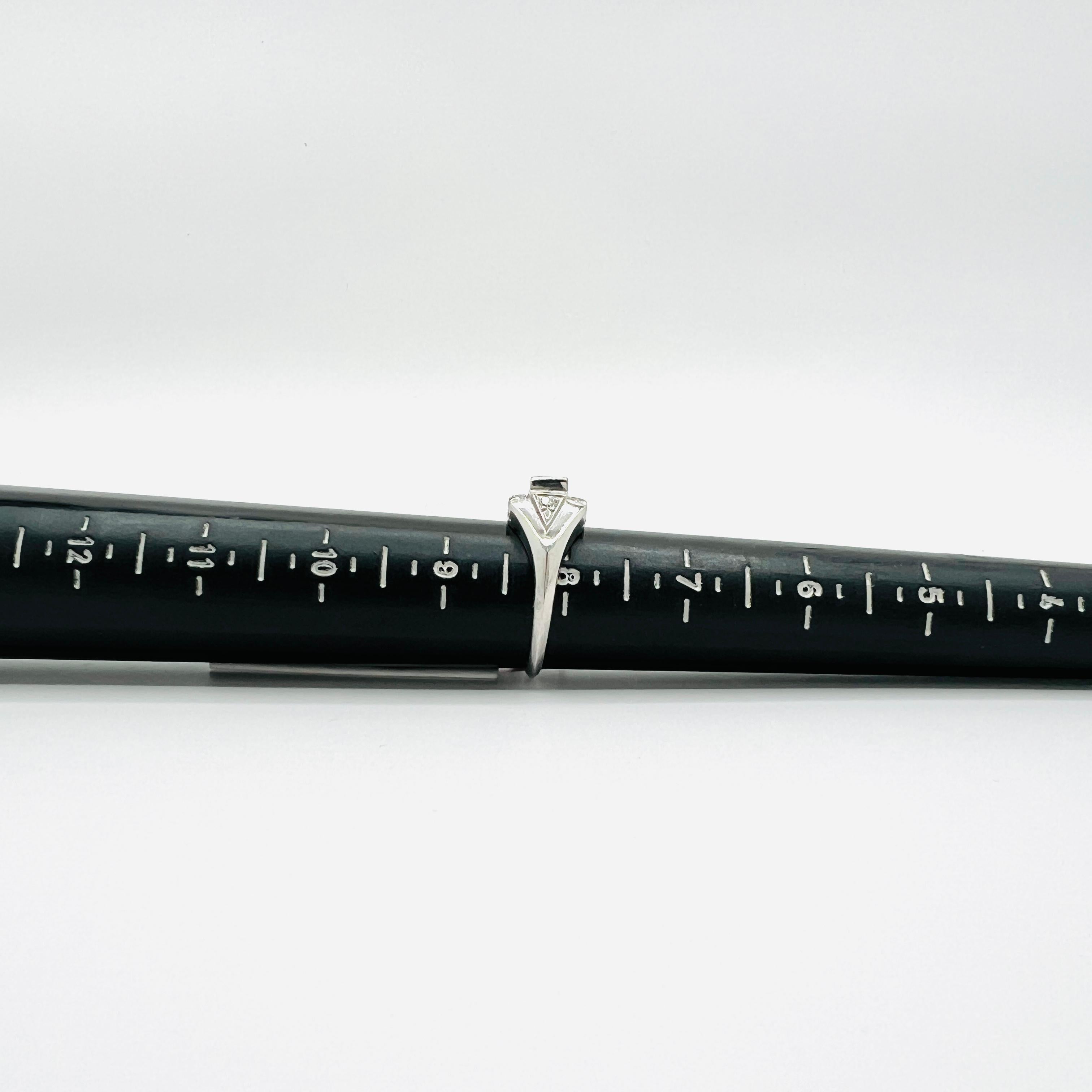 White Diamond Baguette and Round Ring in Platinum For Sale 3