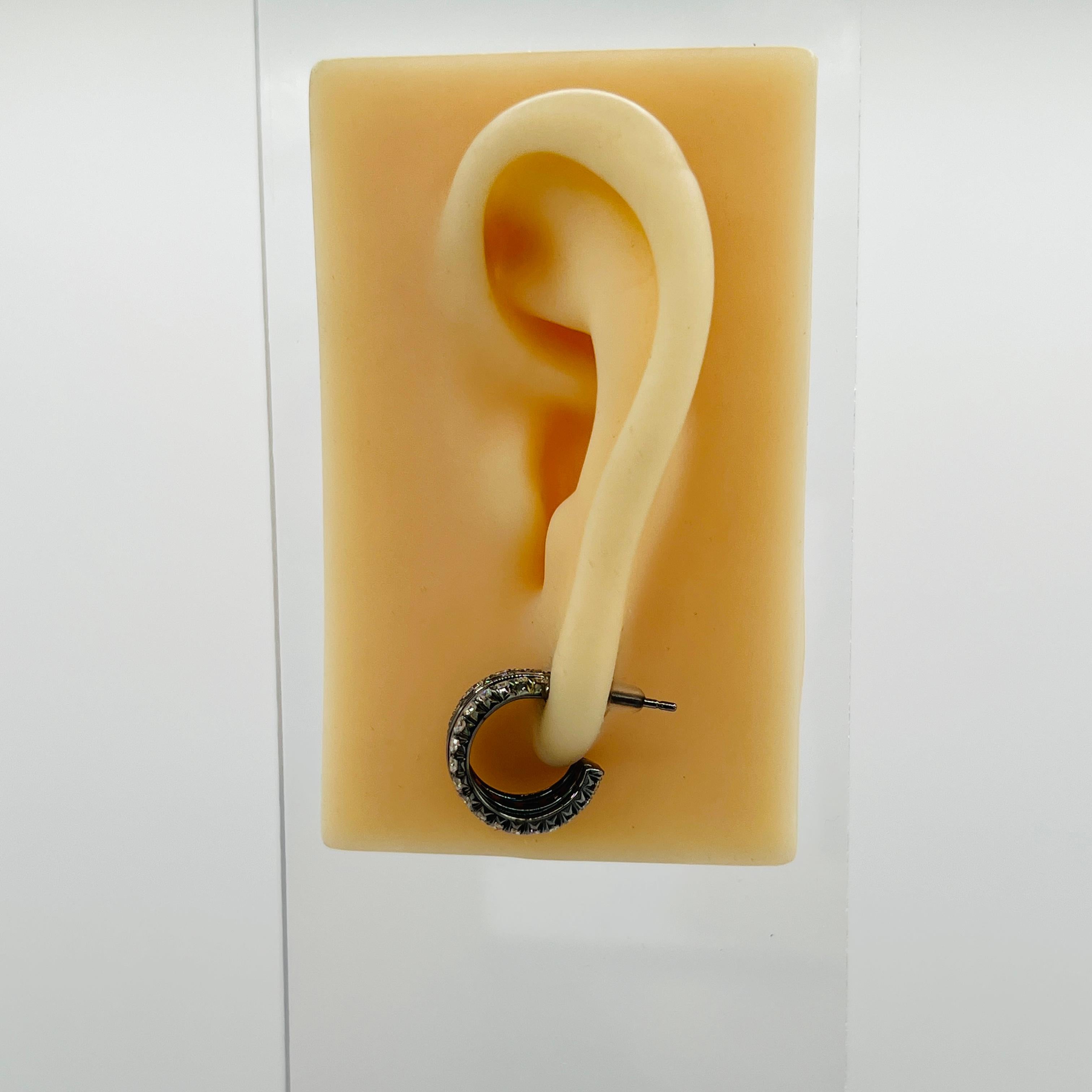 Splendide baguette di diamanti bianchi da 1,95 ct. con tondi di diamanti bianchi da 1,79 ct.  Disponibile anche in oro giallo.  Realizzato a mano in oro bianco 14 carati e rodio nero.  

