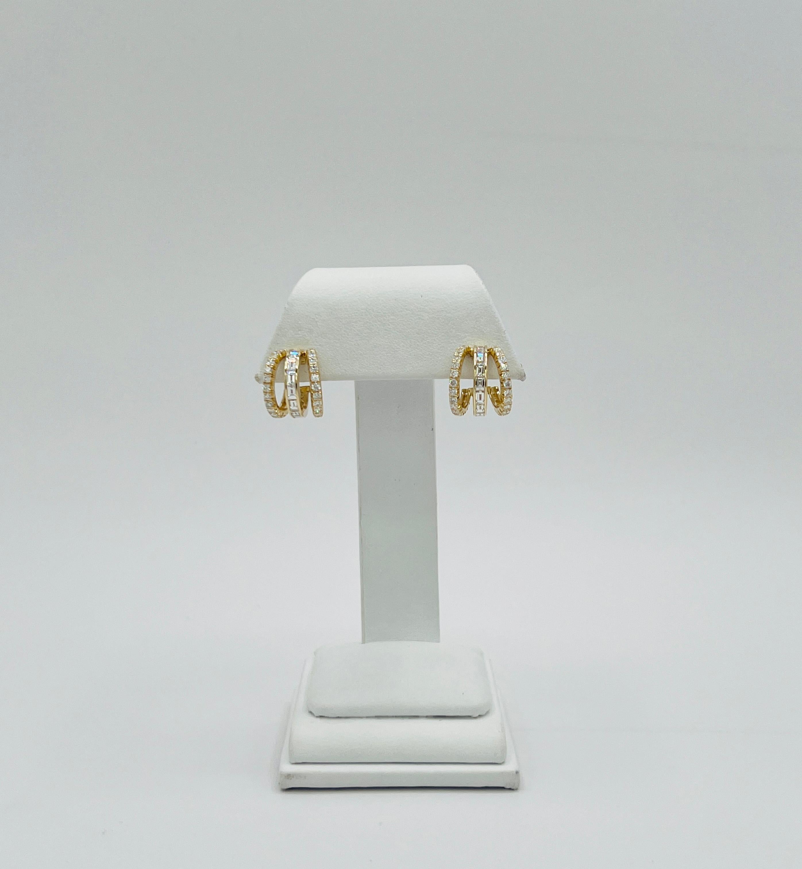 Boucles d'oreilles triples en or jaune 14k et diamants blancs baguettes et ronds Neuf - En vente à Los Angeles, CA